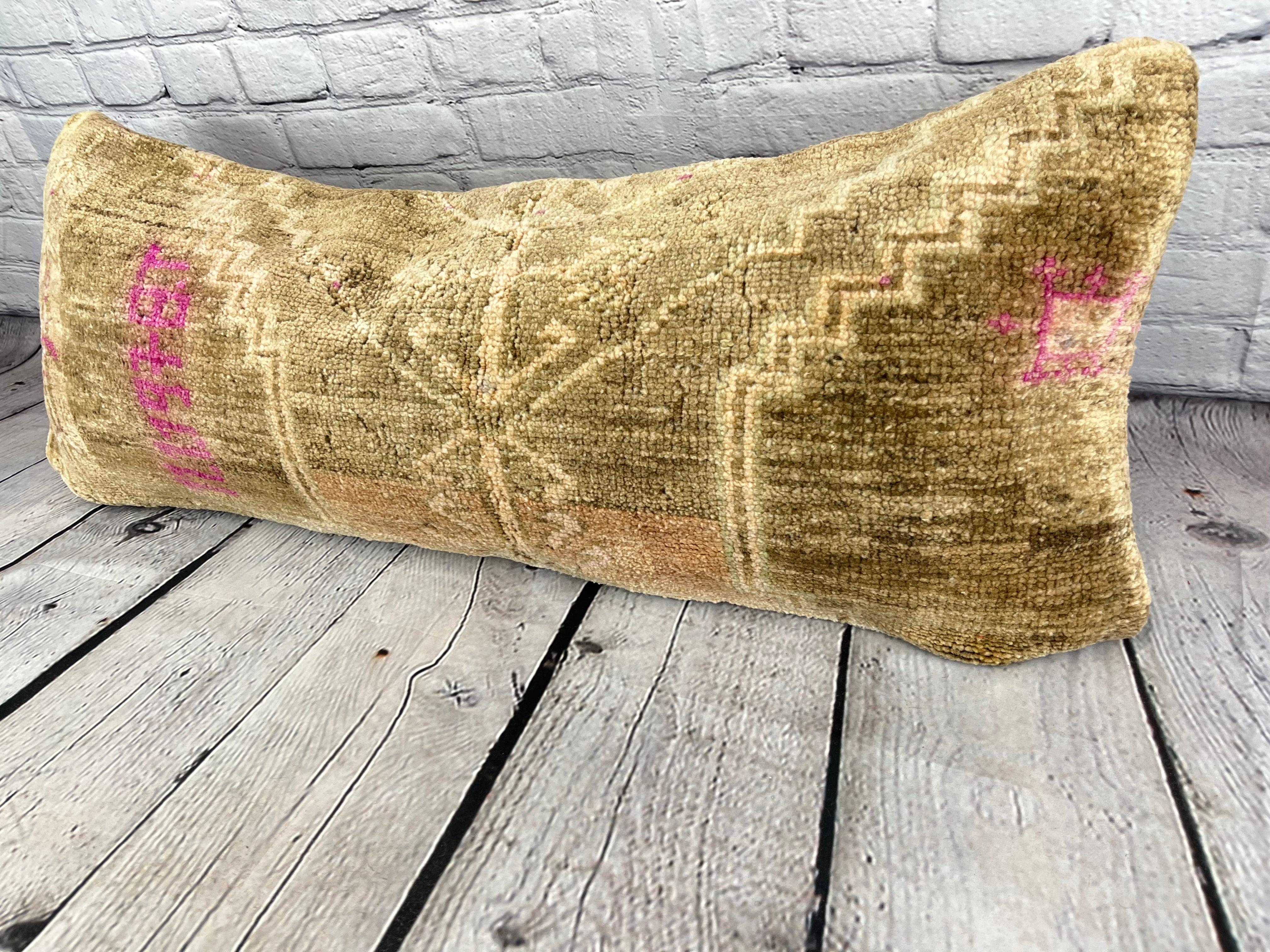 14 x 35 Cuscino tappeto lombare Sultanate Bliss Turkish Pillow Cushion Cover #7816 Migliora l'arredamento della tua casa con il nostro cuscino tappeto lombare Turkish Rug Cushion. Questo squisito copricuscino, meticolosamente tessuto a mano, dona un