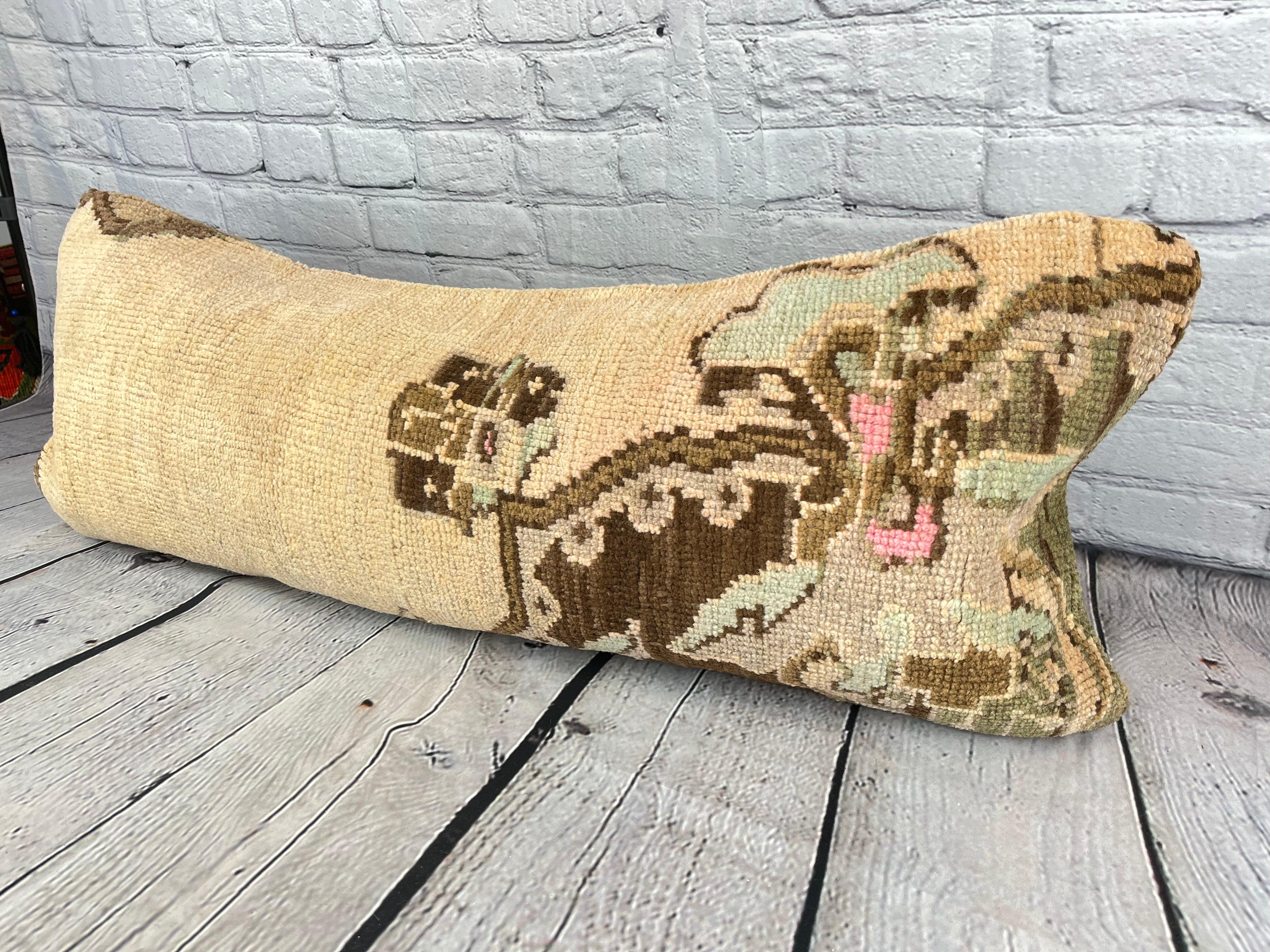14 x 35 Cuscino tappeto lombare Topkapi Tranquil Turkish Pillow Cushion Cover #7827 Migliora l'arredamento della tua casa con il nostro cuscino tappeto lombare Turkish Rug Cushion. Questo squisito copricuscino, meticolosamente tessuto a mano, dona