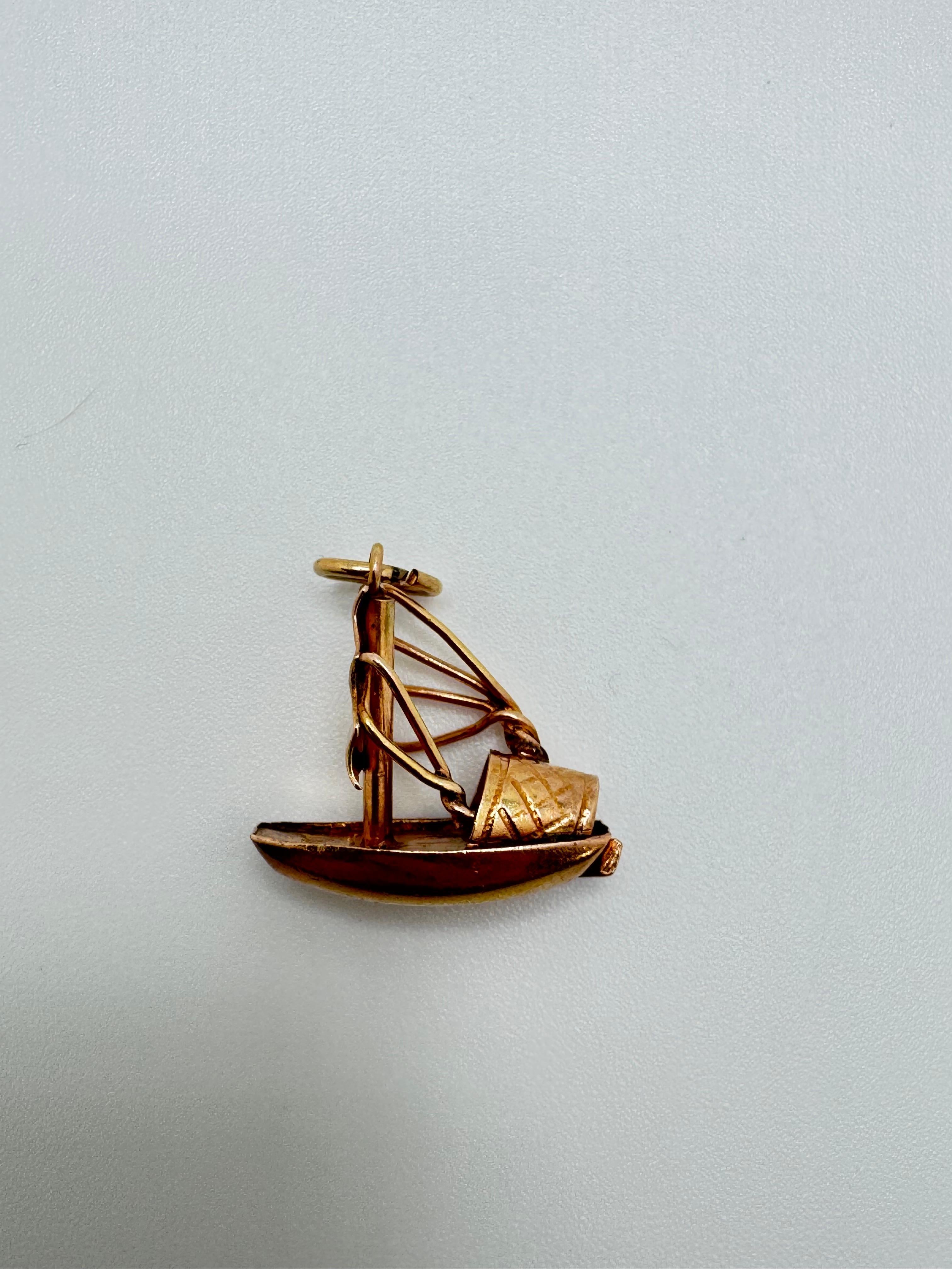 Realizzato in oro giallo 14 carati, questo charm significativo presenta ali d'angelo intricate e dettagliate insieme a una giunca cinese, unendo potenti simboli di guida, protezione e viaggio. Le ali d'angelo rappresentano l'amore e il ricordo -