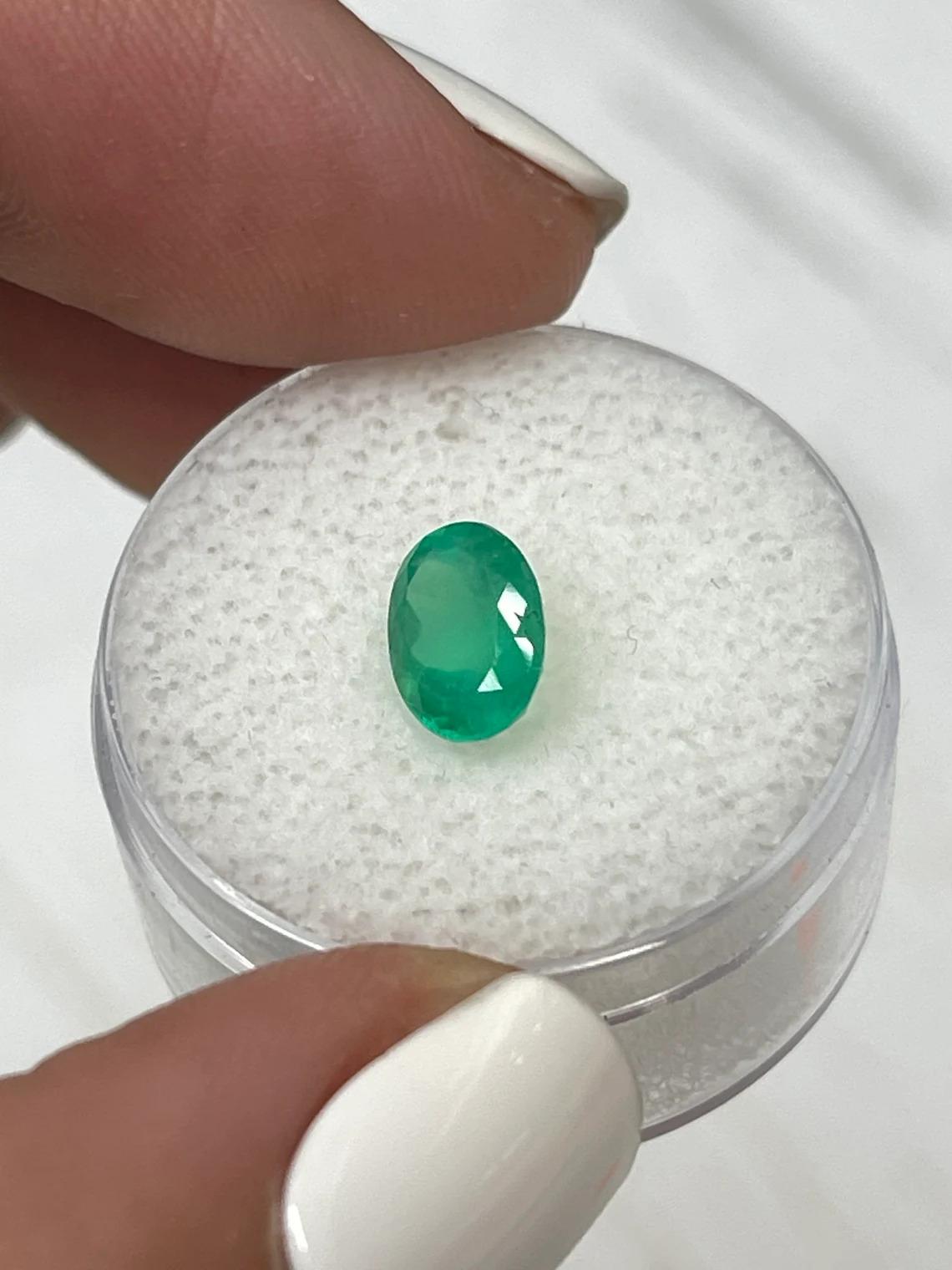 1,40 Karat Apfelgrüner kolumbianischer Smaragd im Ovalschliff  Mai Geburtsstein Edelstein im Zustand „Neu“ im Angebot in Jupiter, FL