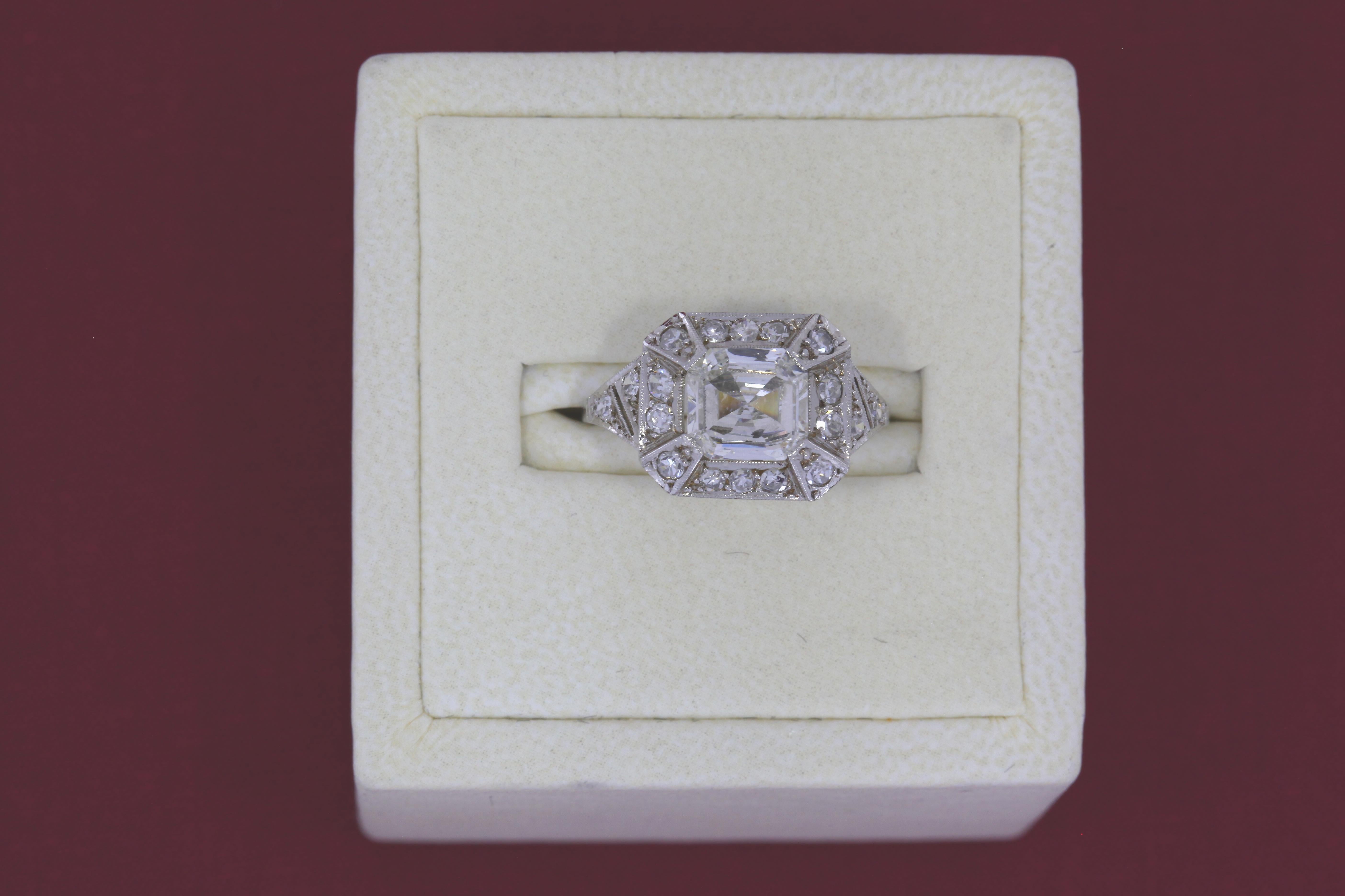 1.40 Carat Art Deco Diamond and Platinum Ring In Good Condition For Sale In New York, NY