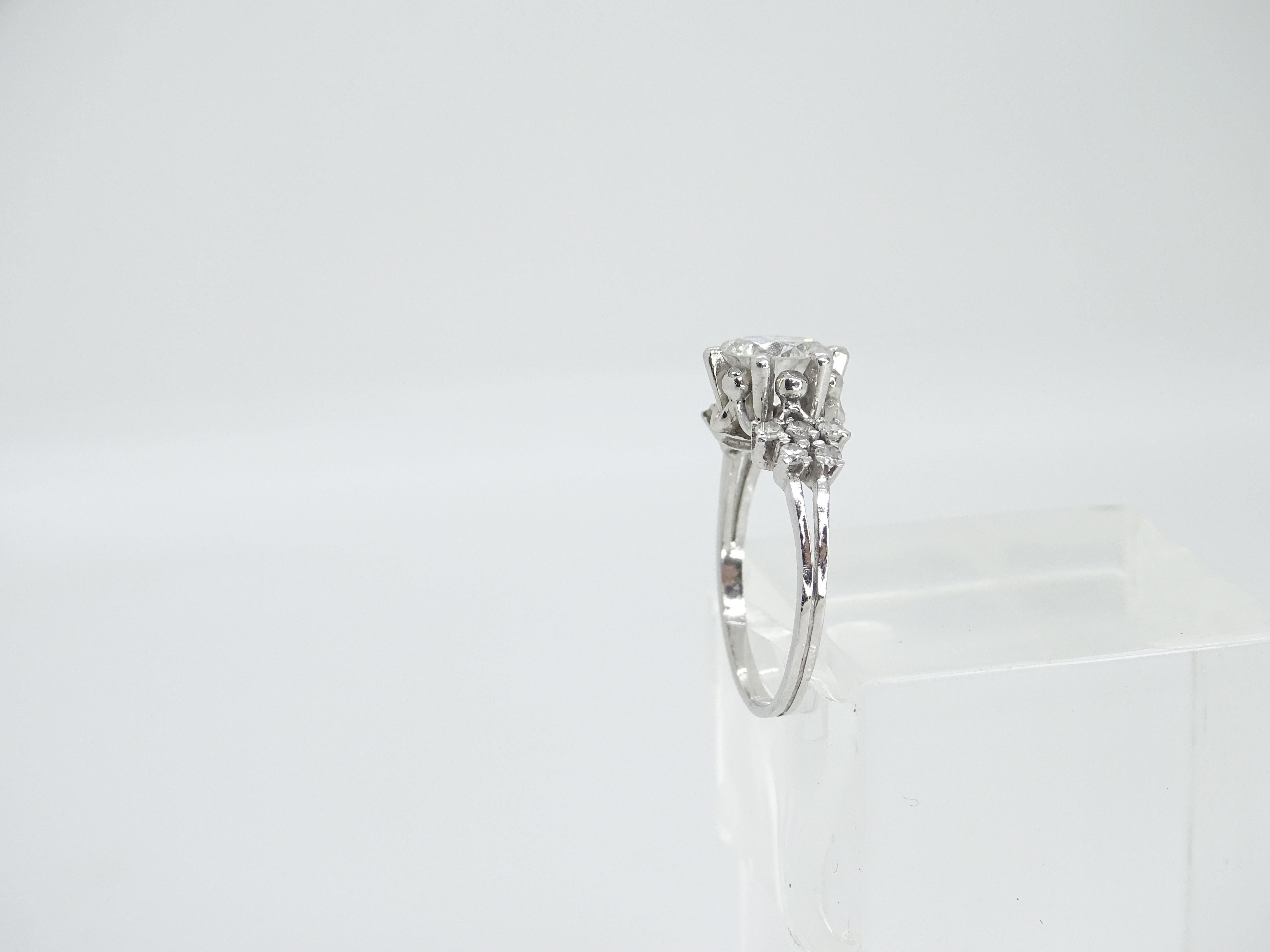 140 Carat, Art Deco Solitaire Ring Diamond and 16 Diamonds 025 Carat 7
