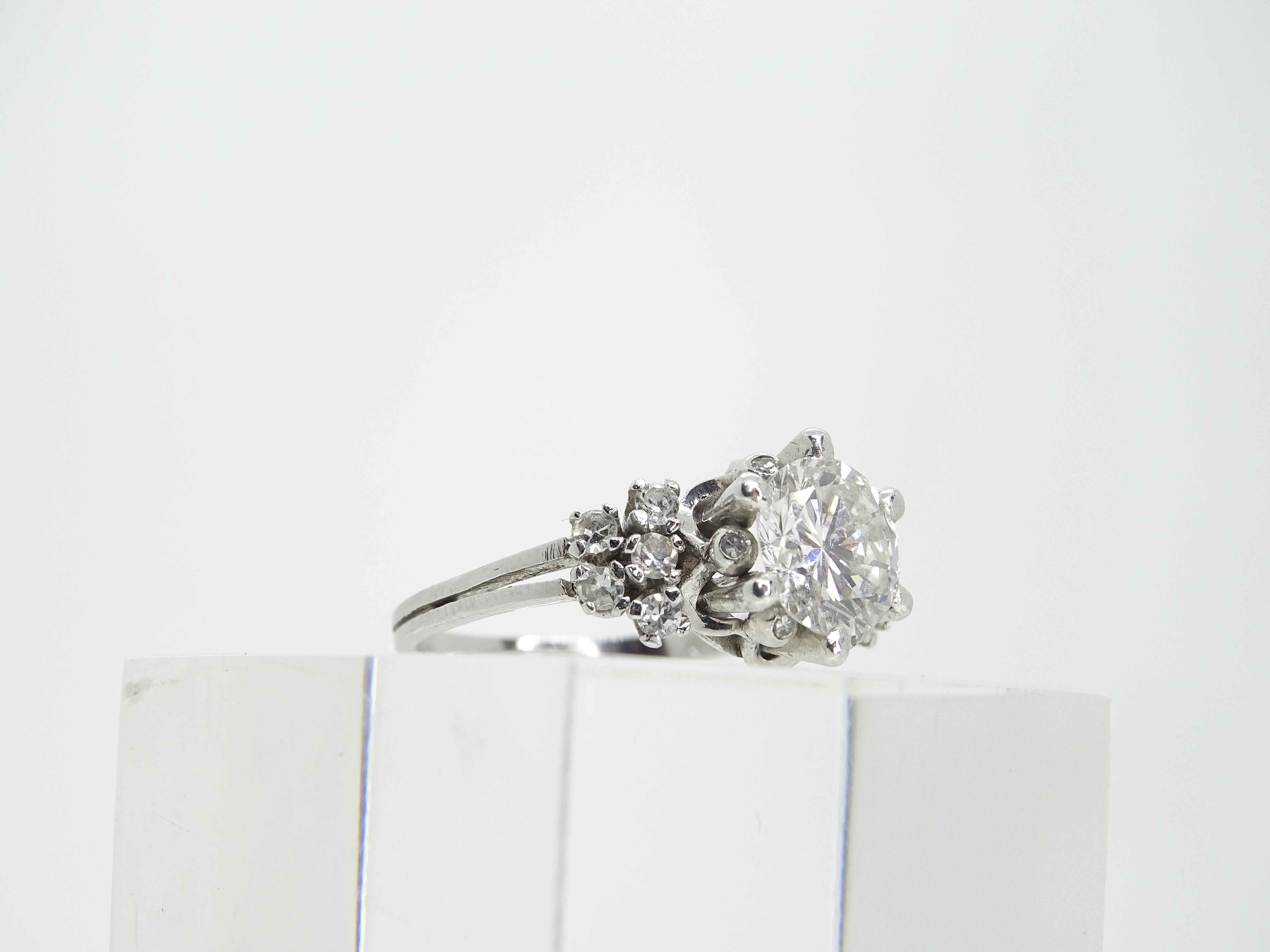 140 Carat, Art Deco Solitaire Ring Diamond and 16 Diamonds 025 Carat In Good Condition In VALLADOLID, ES