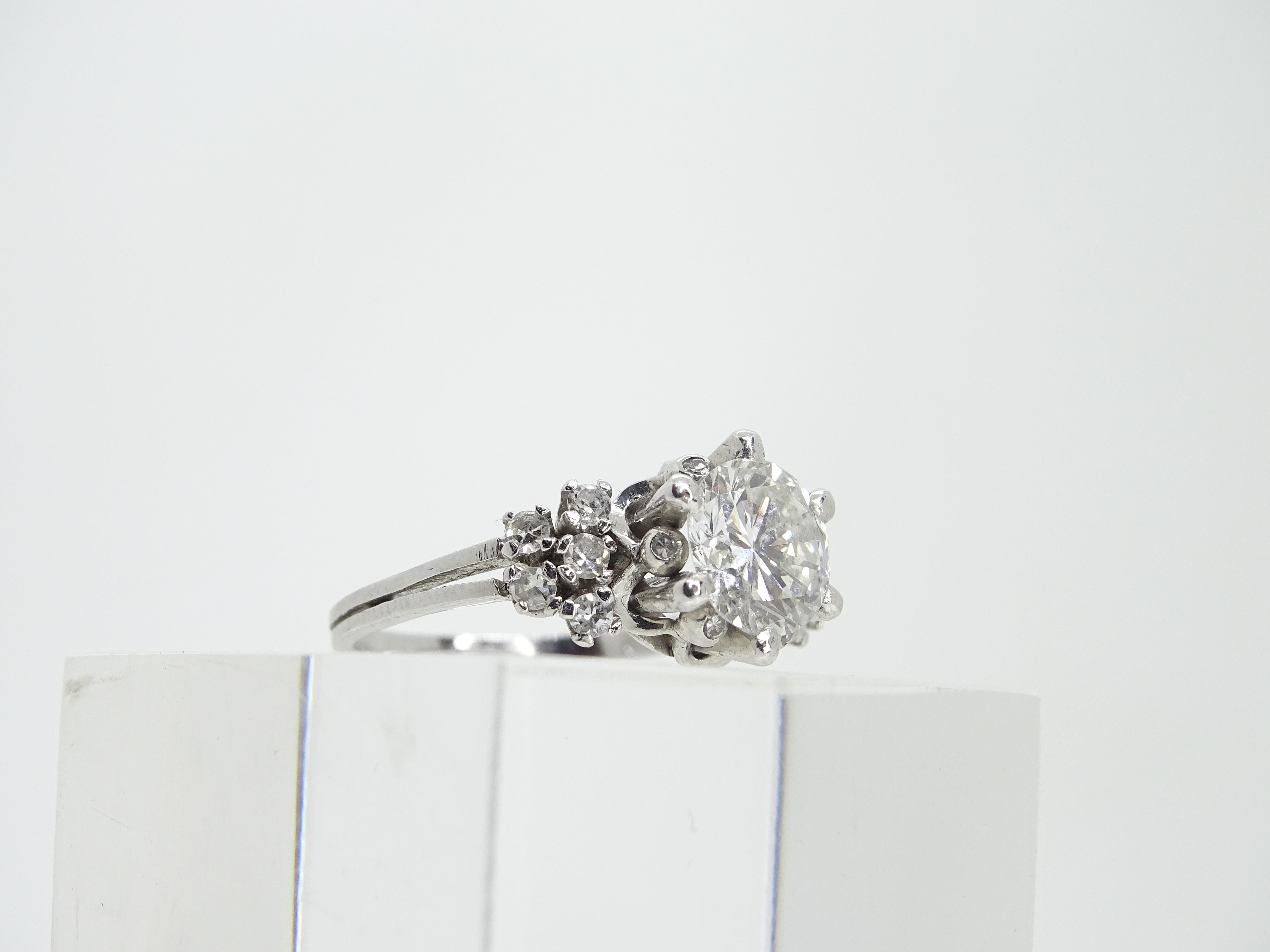 Women's or Men's 140 Carat, Art Deco Solitaire Ring Diamond and 16 Diamonds 025 Carat