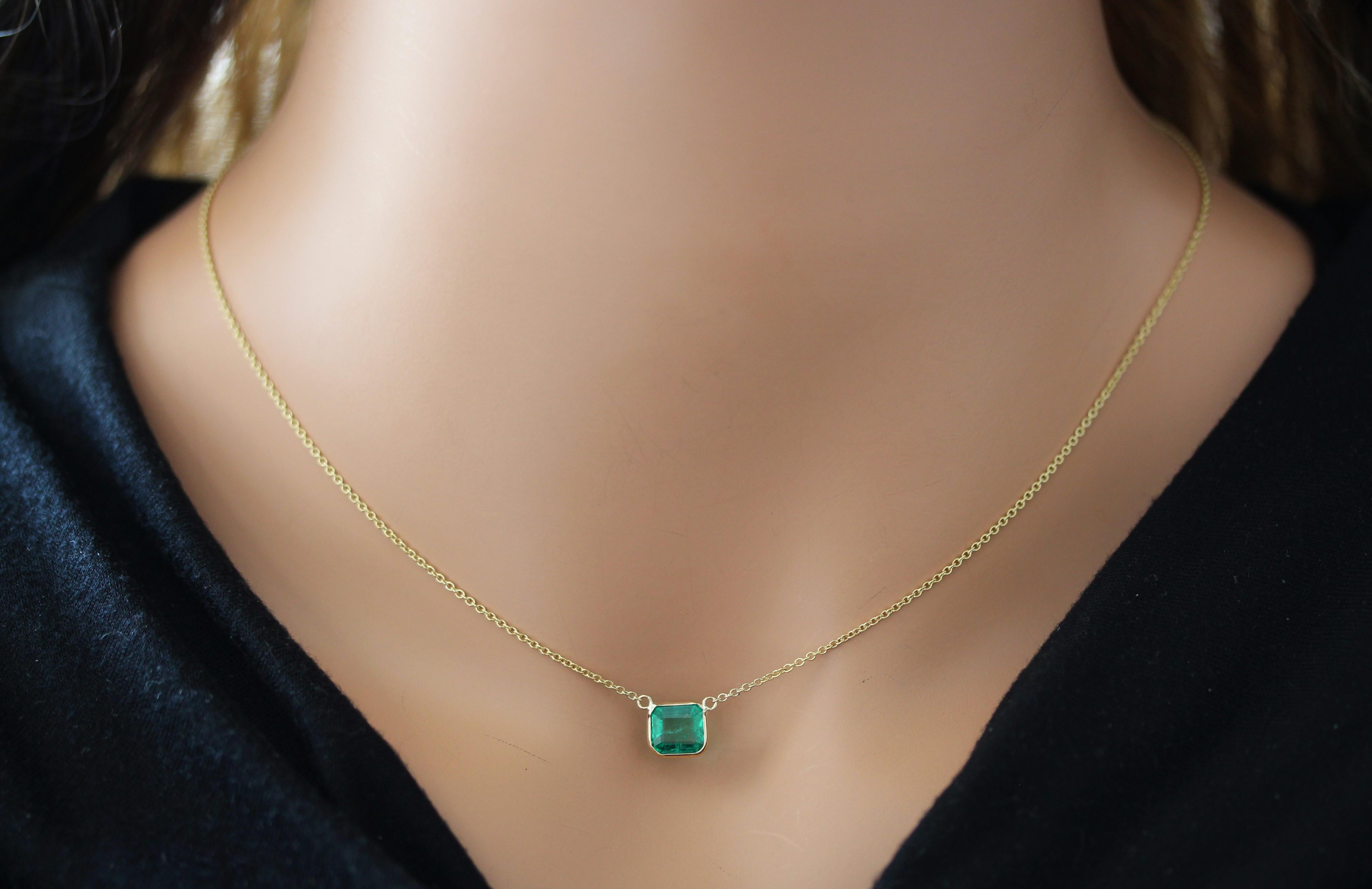 Contemporary 1.40 Carat Asscher Emerald Green Fashion Necklaces In 14k Yellow Gold For Sale