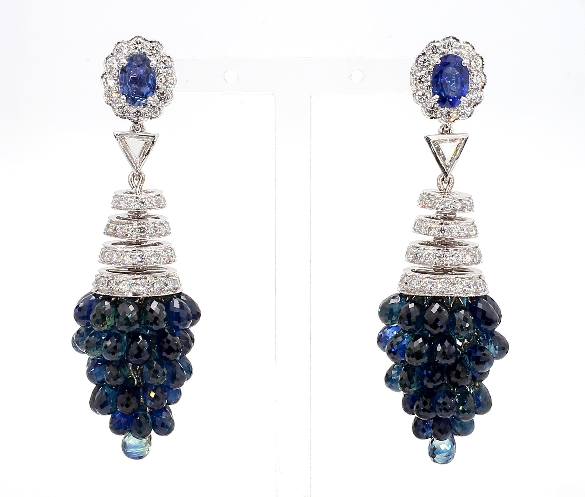 Gli orecchini sono una creazione affascinante con 1,49 carati di zaffiri blu rotondi. Accentuati da 8,4 carati di diamanti bianchi rotondi, questi orecchini mostrano un'armoniosa miscela di colori e scintille. Realizzato in oro 18 carati, il design