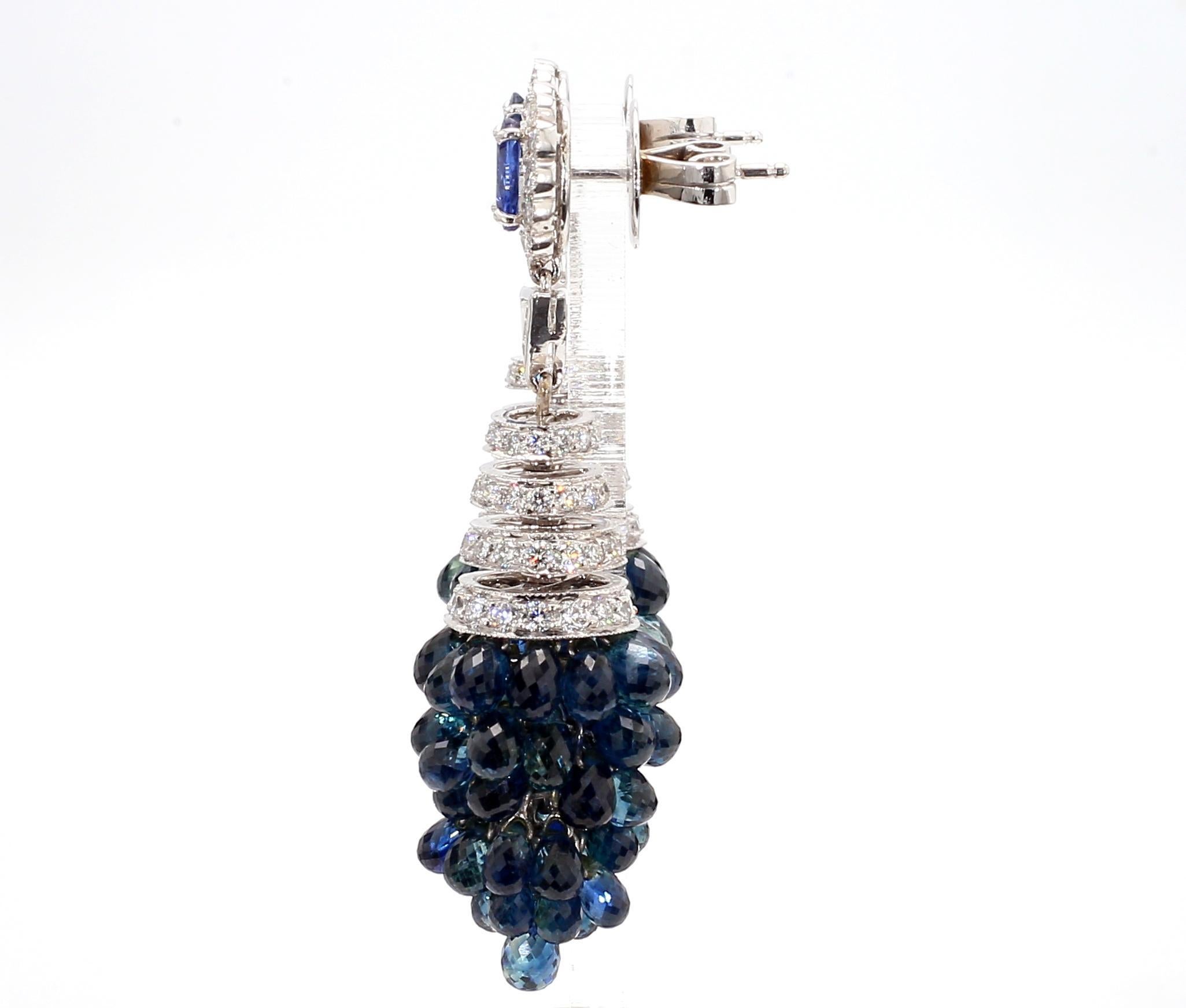 Pendientes de oro de 18 quilates con zafiro azul de 1,40 quilates y diamantes de 8,4 quilates en racimo Corte redondo en venta