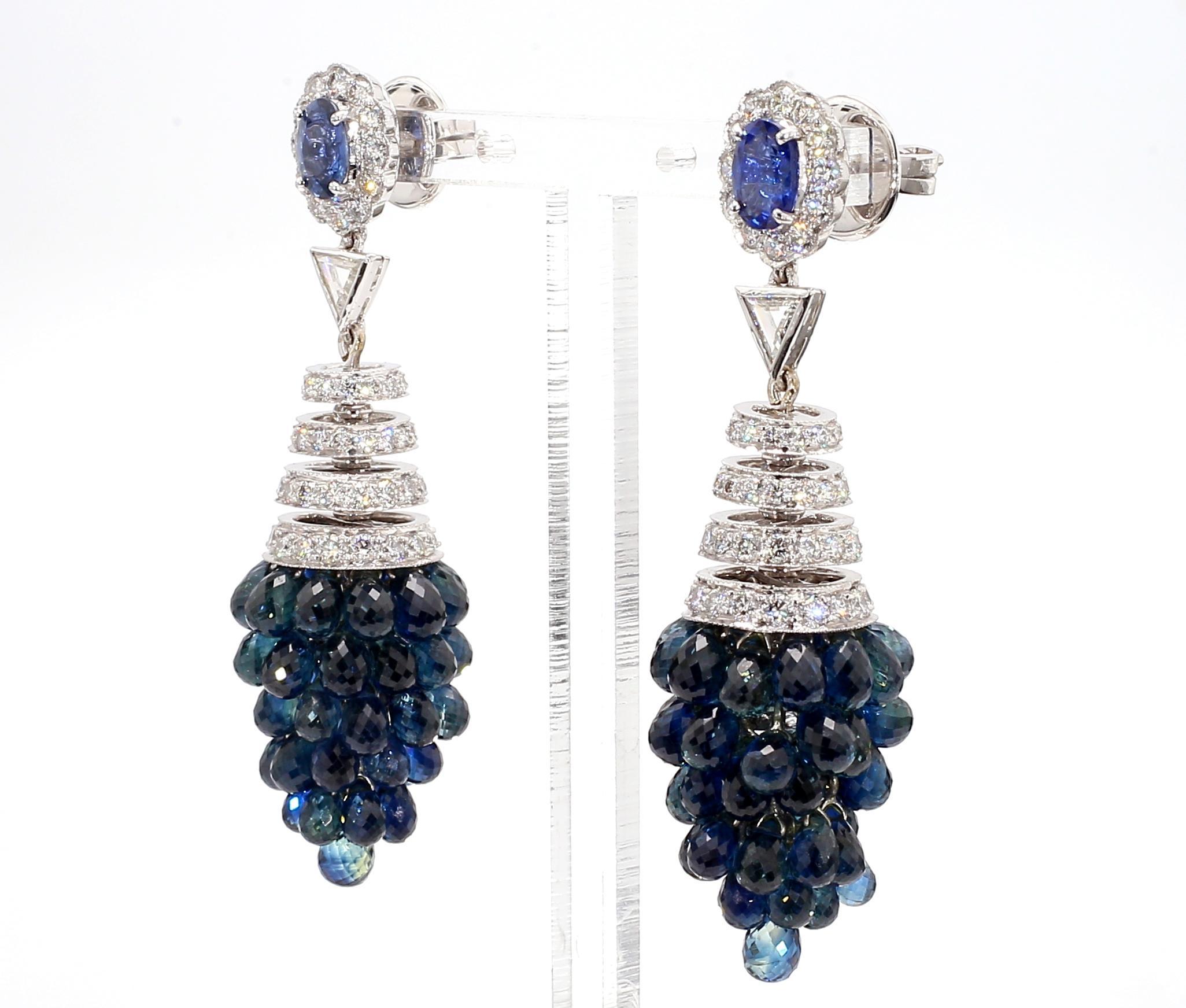 Eleganza con questi squisiti orecchini a grappolo, realizzati con maestria in oro 18 carati. Caratterizzati da una splendida combinazione di 1,40 carati di zaffiri blu intenso e 4 carati di diamanti scintillanti, questi orecchini sono l'epitome del