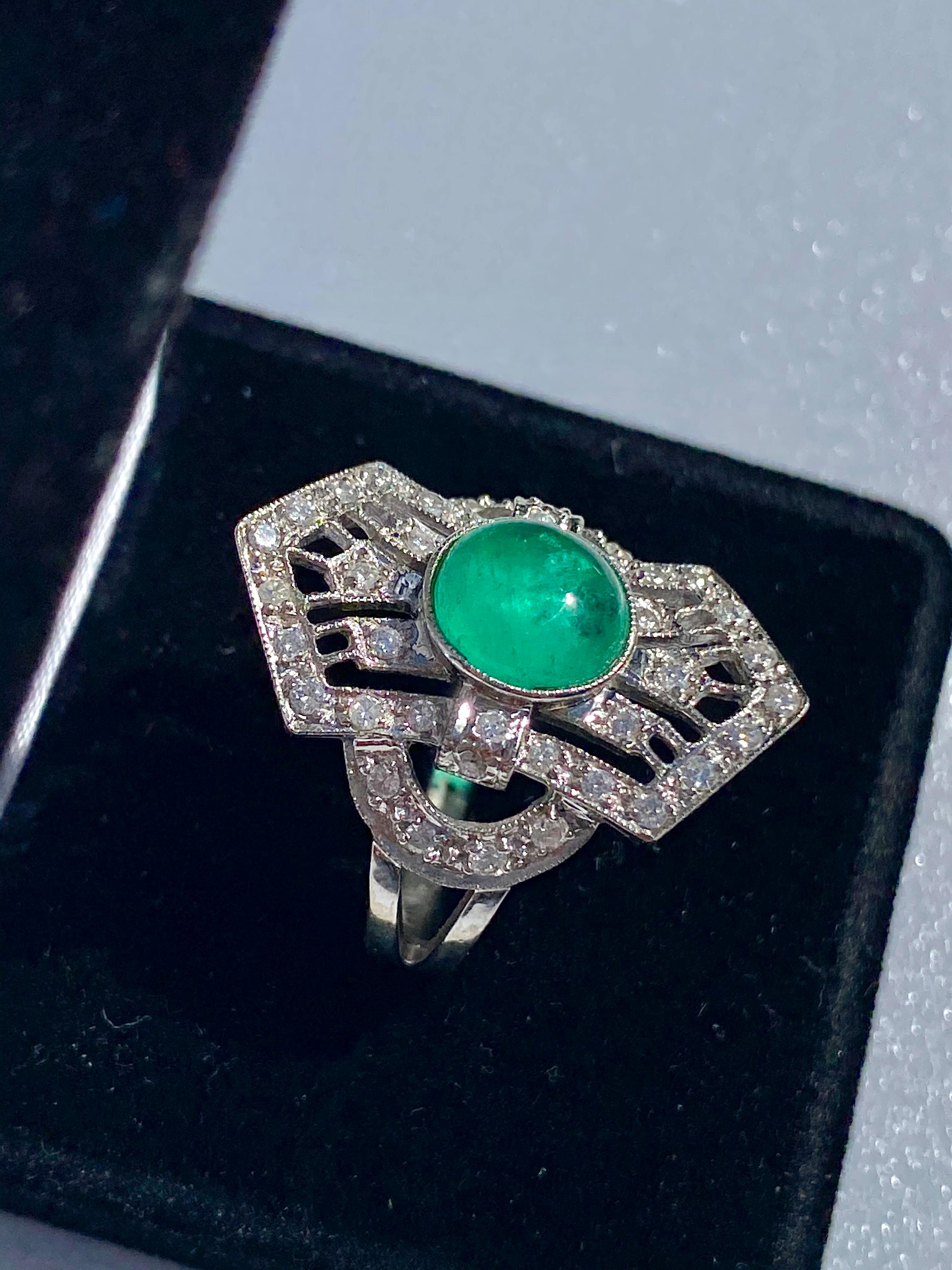 Women's or Men's 1.40 Carat Cabochon Cut Colombian Emerald, Diamond and 14 Karat White Gold Ring