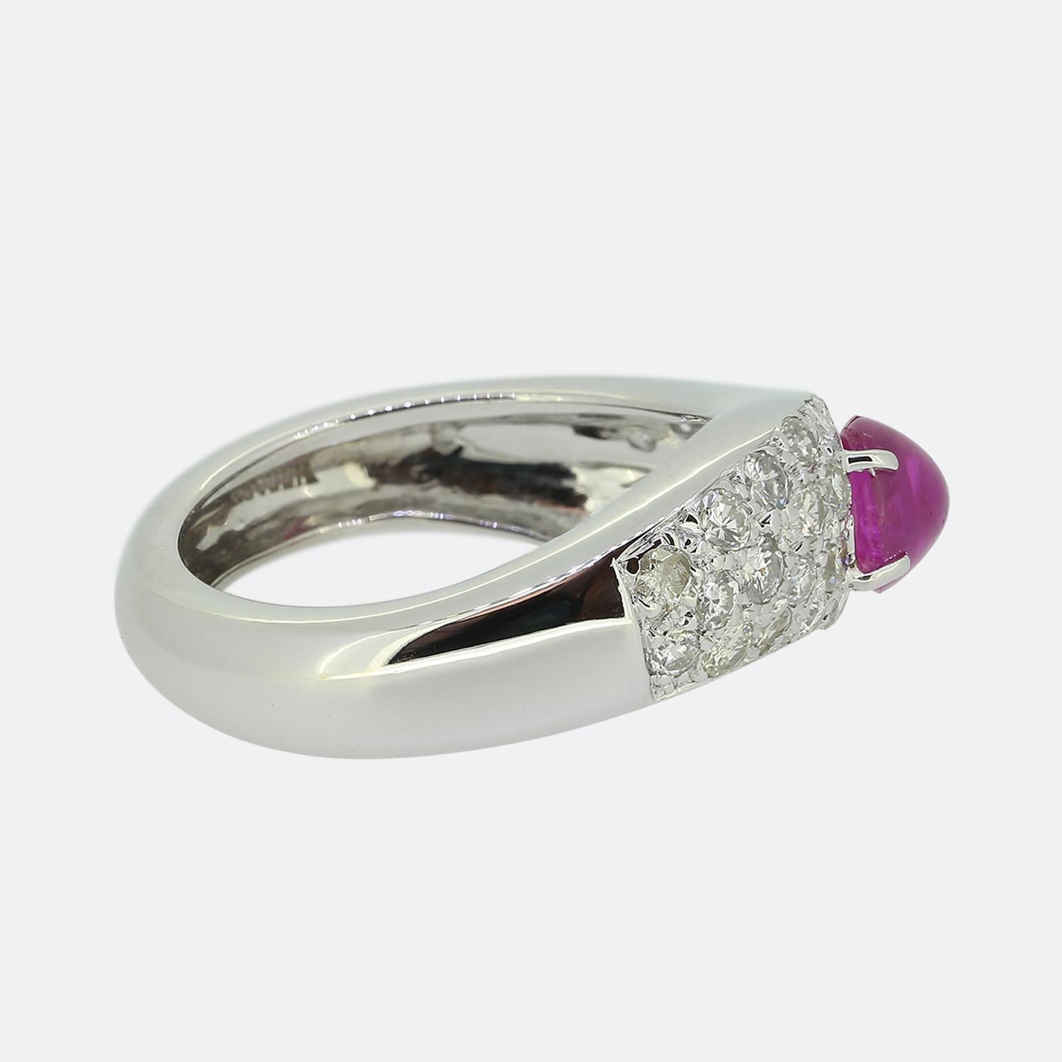 1.40 Carat Cabochon Ruby and Diamond Cluster Ring im Zustand „Gut“ im Angebot in London, GB