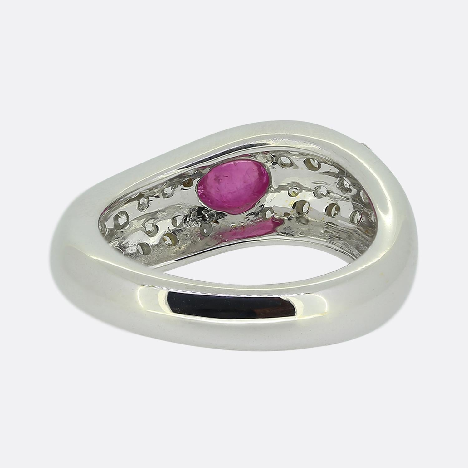1.40 Carat Cabochon Ruby and Diamond Cluster Ring Damen im Angebot