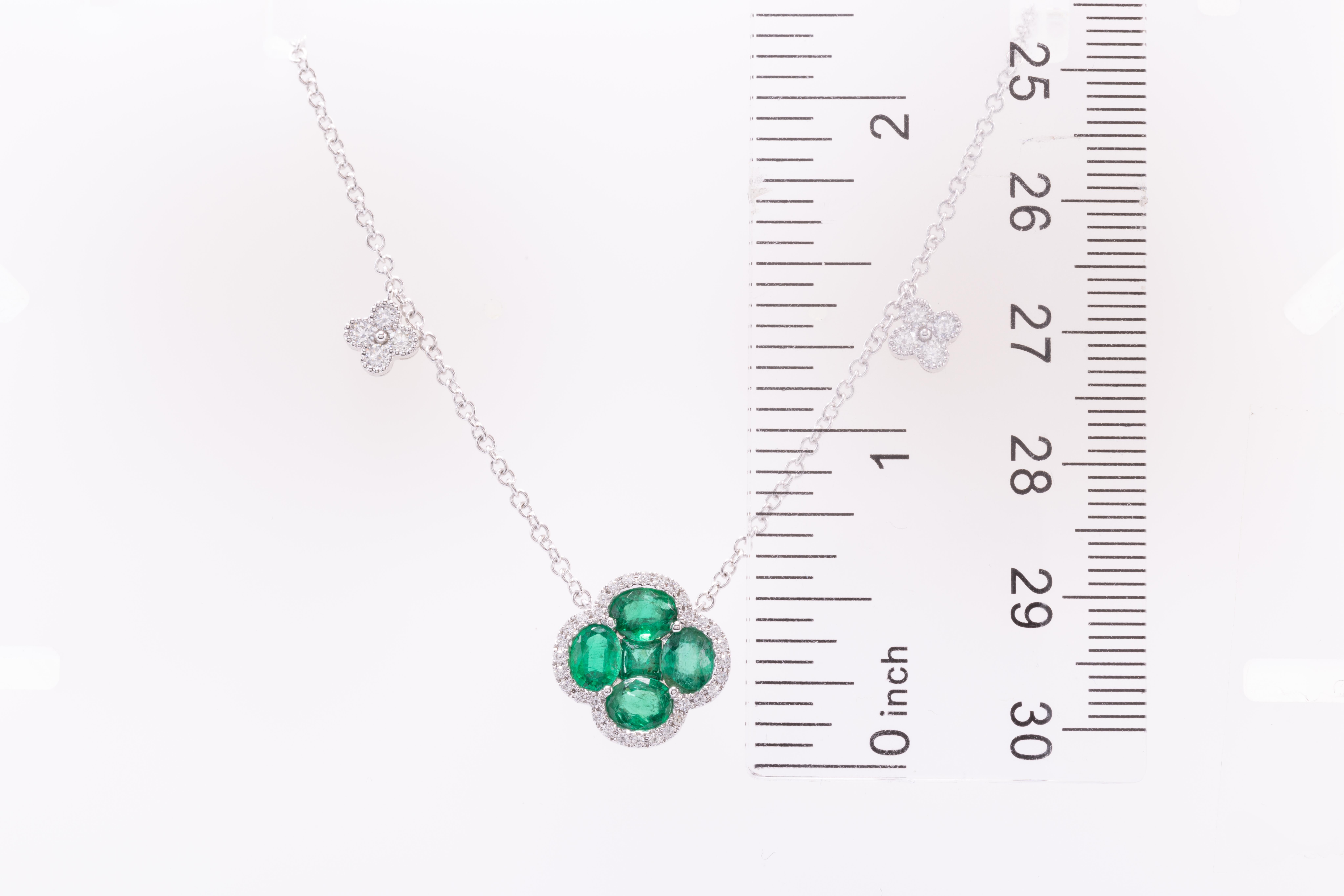 1,40 Karat Klee Mosaik Smaragd Halskette mit 0,40 Karat Durchmesser in 18k Gold ref1289 (Gemischter Schliff) im Angebot