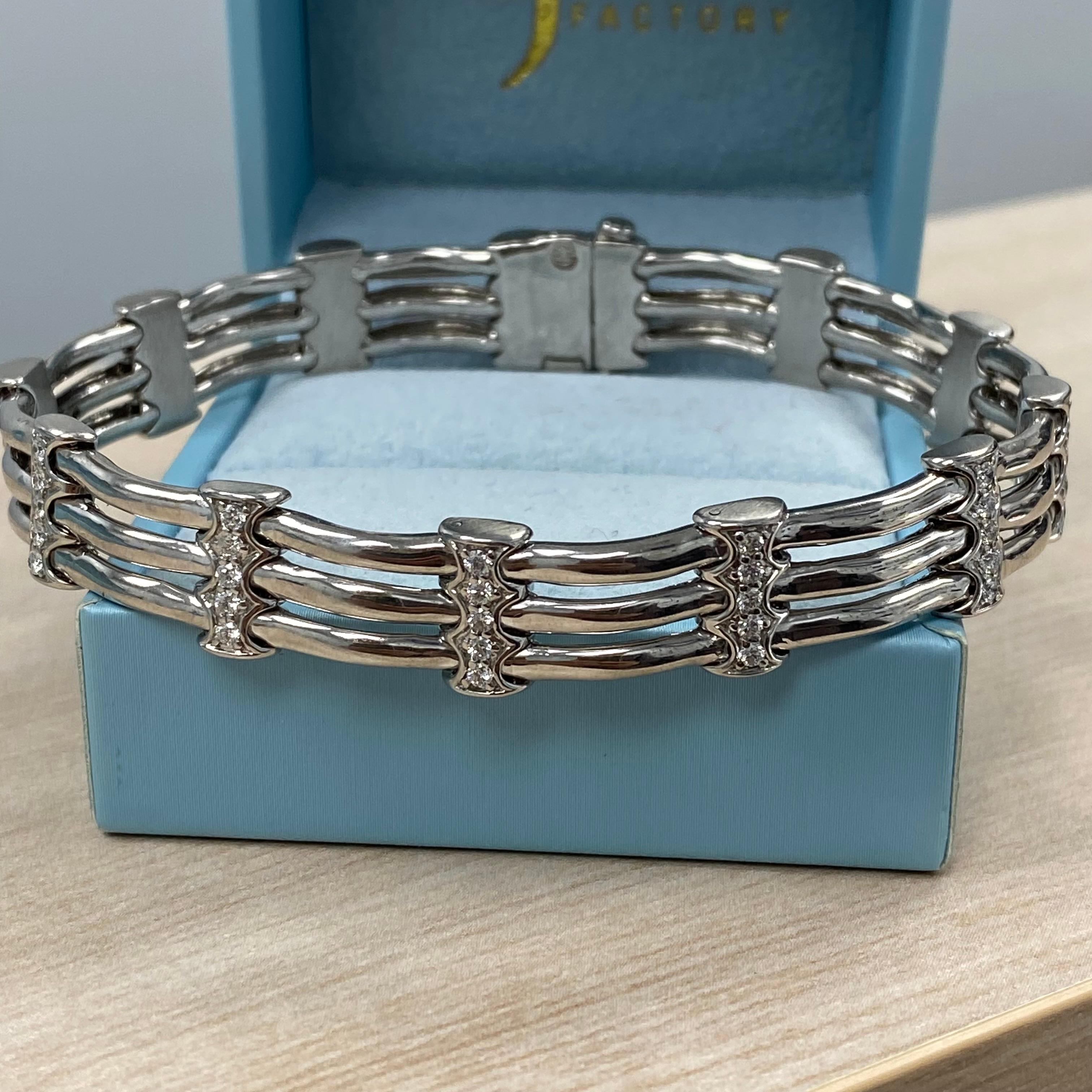 Esta magnífica pulsera tiene elegantes eslabones unidos por barras verticales con incrustaciones de diamantes talla redonda en engaste pavé, que suman 1,40 quilates. Hecho a mano en oro blanco macizo de 14 quilates, pesa unos impresionantes 26,3