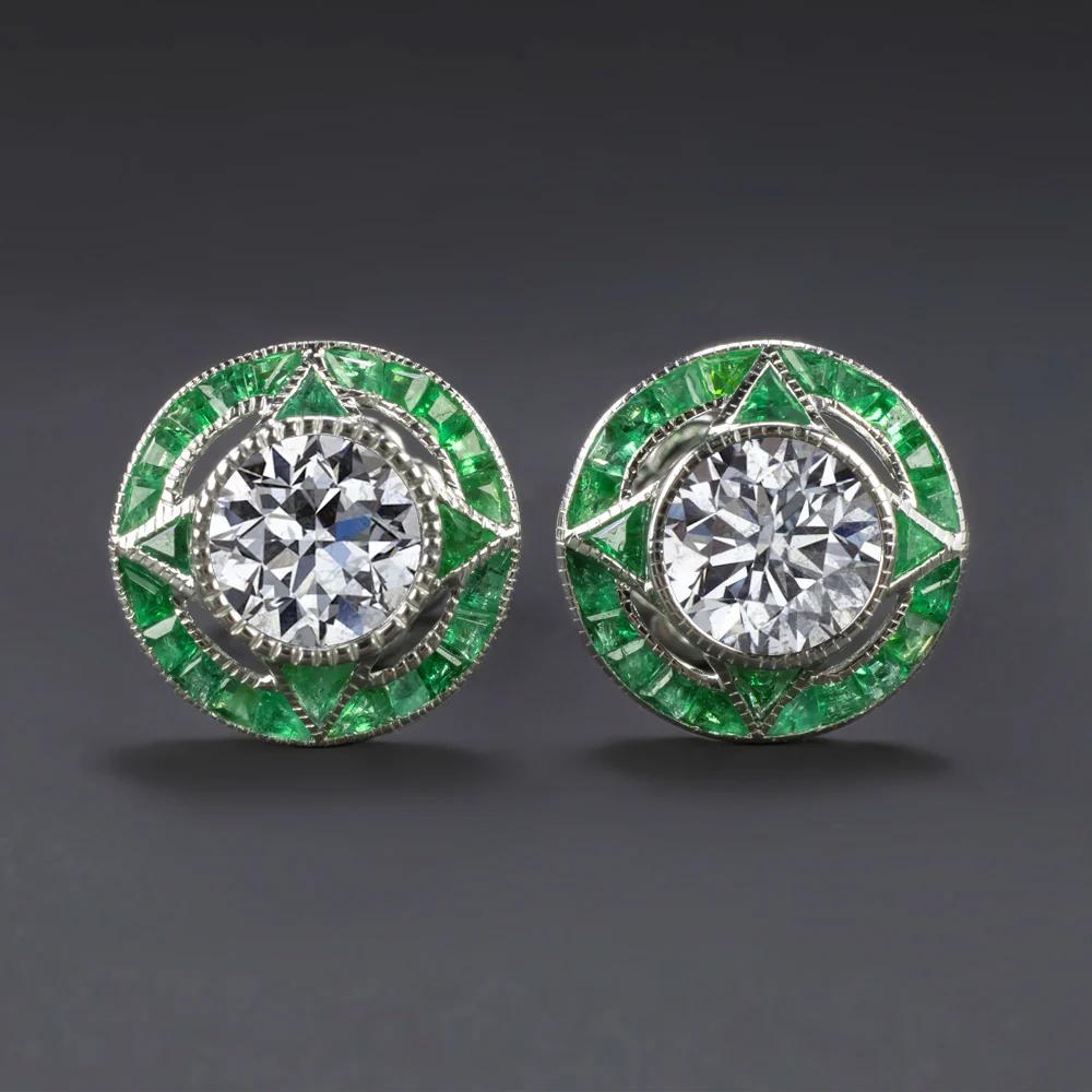 Taglio rotondo Orecchini con diamante smeraldo da 1,40 carati in stile Art Deco Target Calibre in vendita