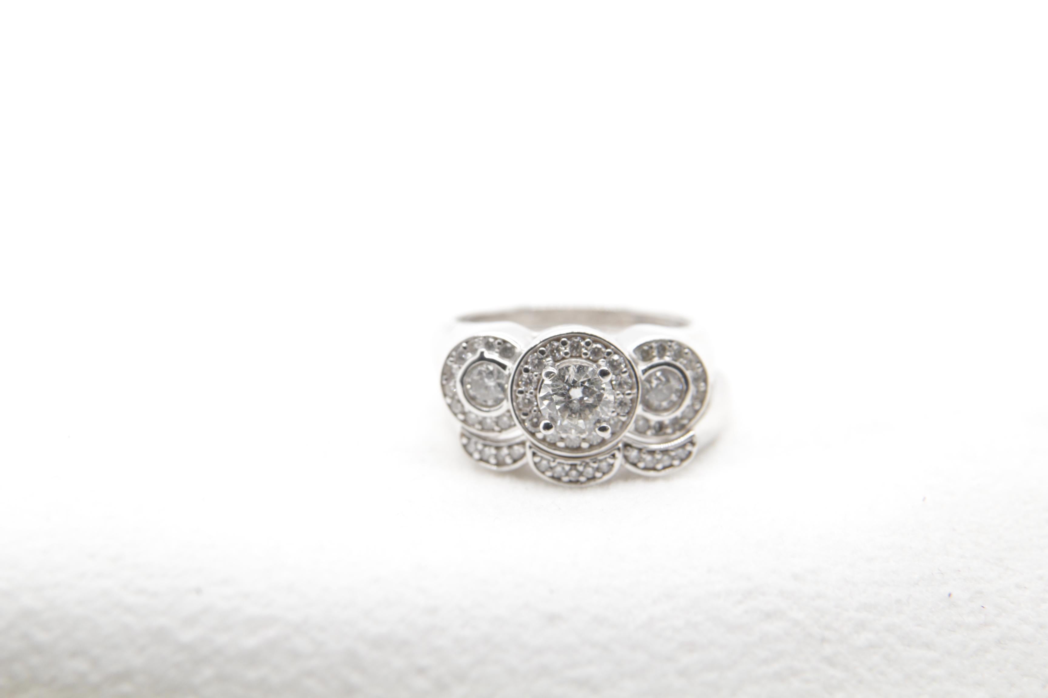 Une toute nouvelle bague en diamant en or 18 carats. Le poids du diamant central est de 0,48 carat et le poids total des diamants est de 1,40 carat. Le poids total de la bague est de 8,13 grammes.