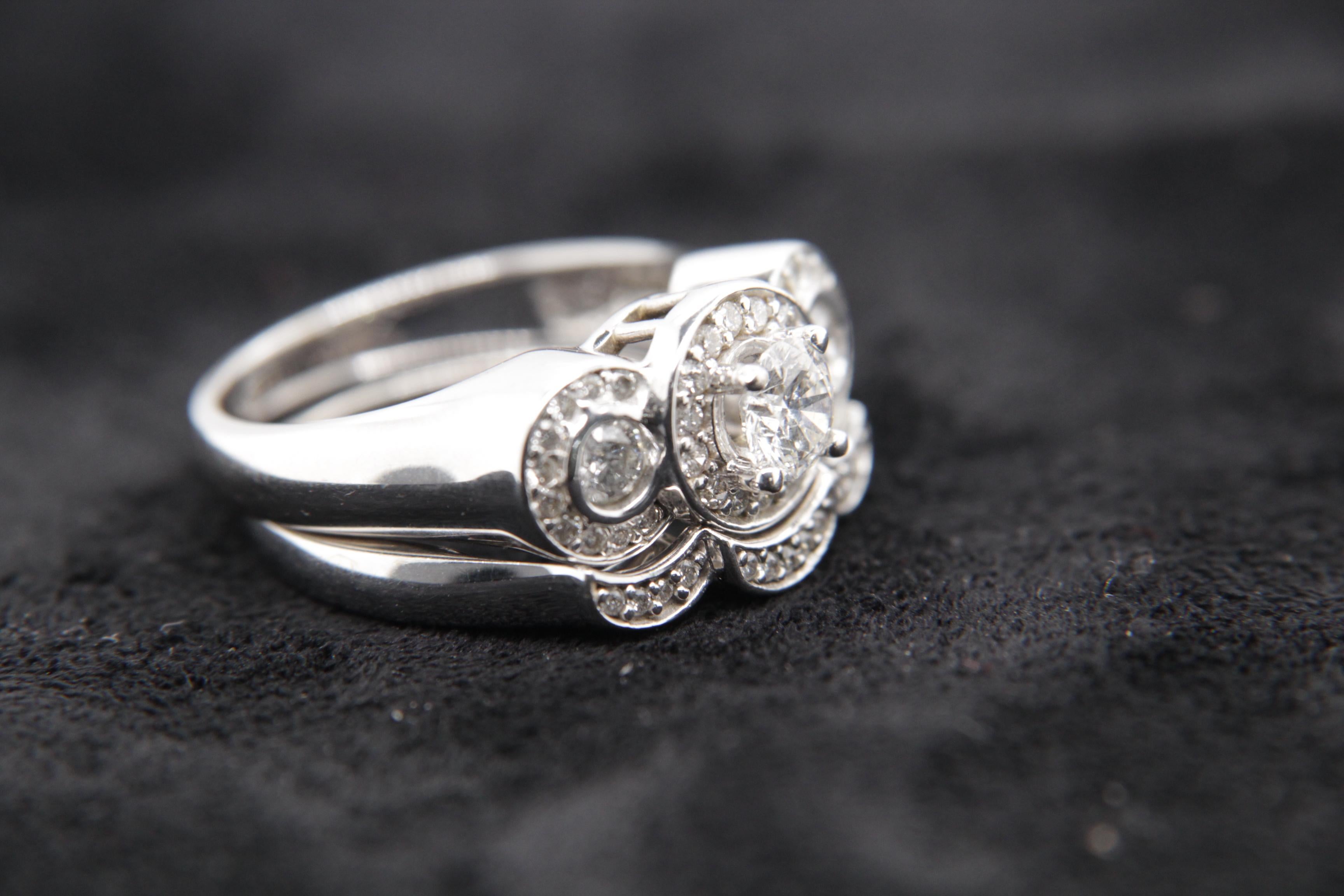 Bague en or 18 carats et diamants de 1,40 carat Neuf - En vente à Bangkok, TH