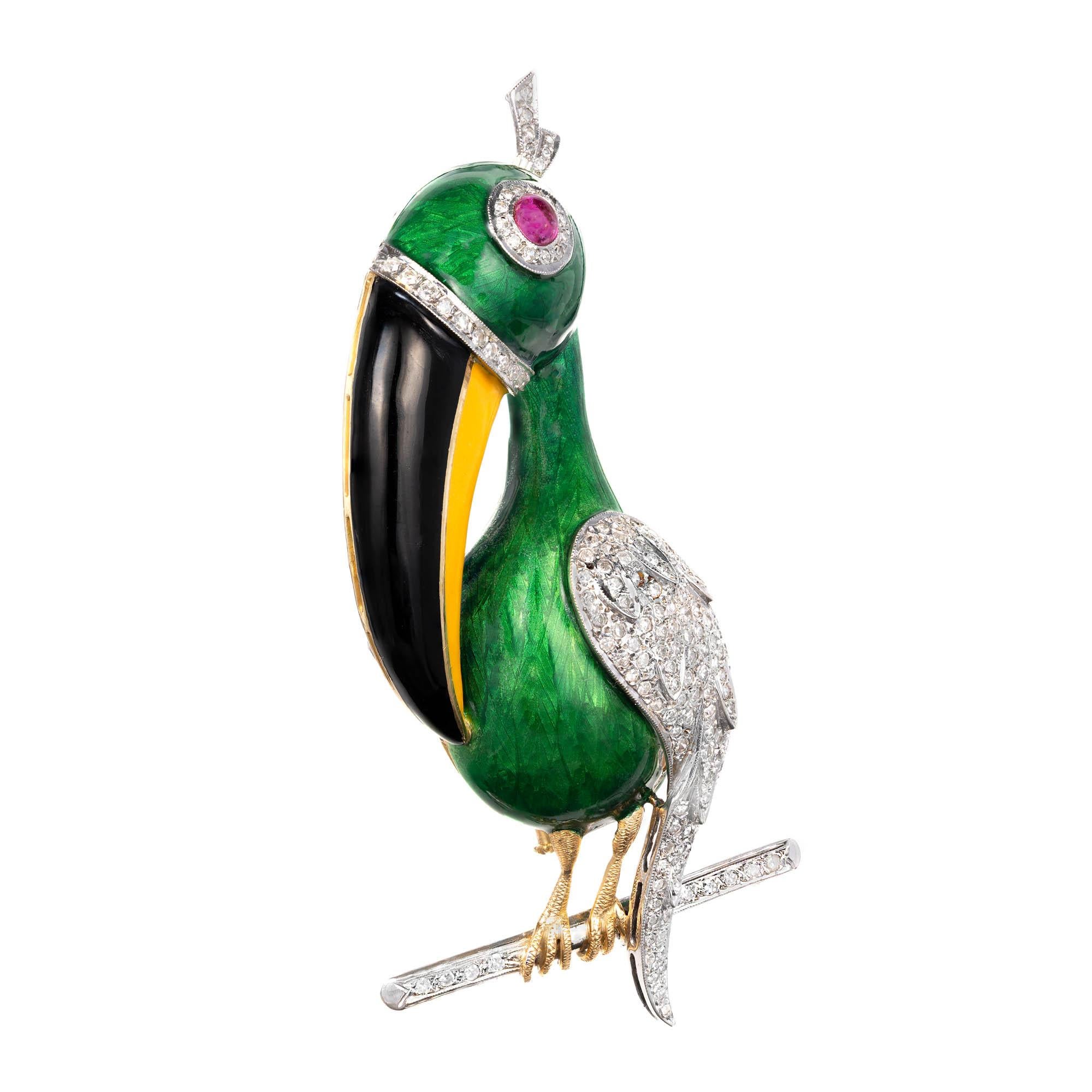 1.40 Karat Diamant Rubin Emaille Zweifarbige Gold Toucan Brosche (Rundschliff) im Angebot