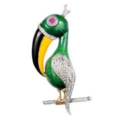 Broche toucan en or bicolore avec diamants de 1,40 carat, rubis et émail