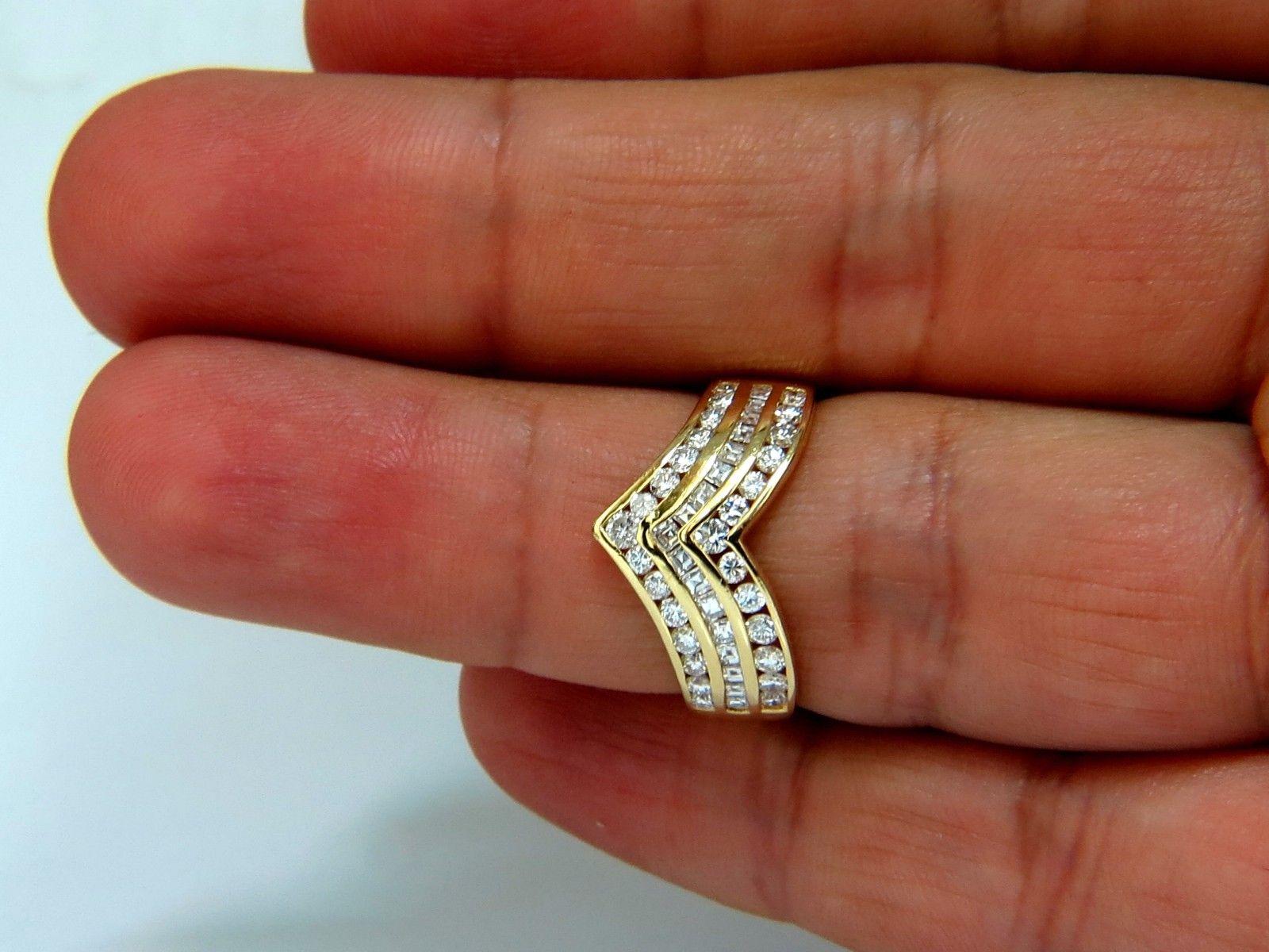 1.40ct Round & Baguette diamonds ring

Classic Chevron Pattern.

G-H color

Vs-2 clarity

Channel set

Size  7

10.6mm wide 

5.3 grams.

Durable Make.

18kt. yellow gold

$5000 Appraisal to accompany