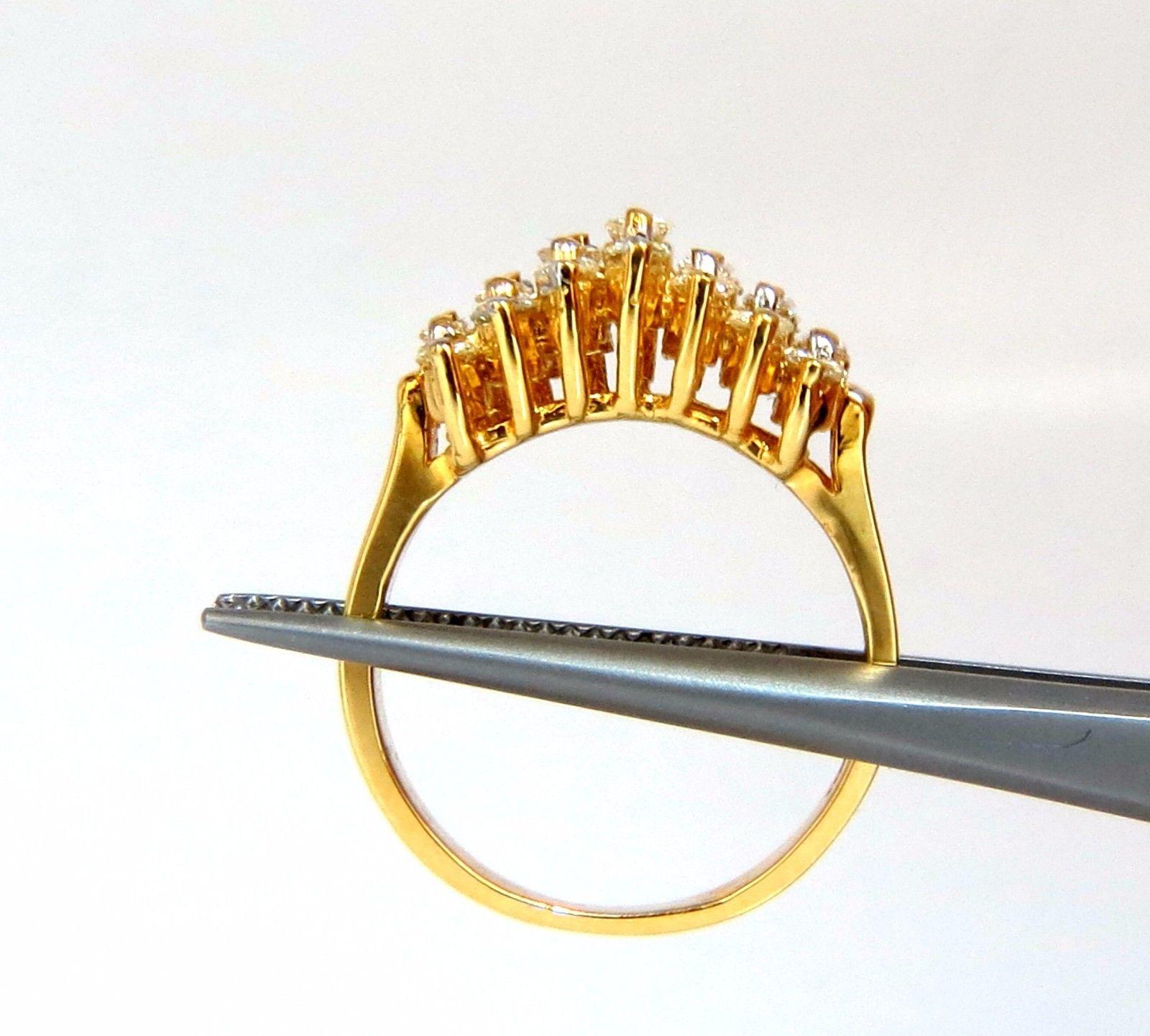1.40ct. Anello a cattedrale con diamanti naturali.

Tondi e Baguette, Brillanti a taglio intero 

Colore H. Si-1 chiarezza.

Oro giallo 14Kt.

4,8 grammi

L'anello è largo 9,2 mm

Profondità:  6.7mm

misura 5,75

Il servizio di ridimensionamento è
