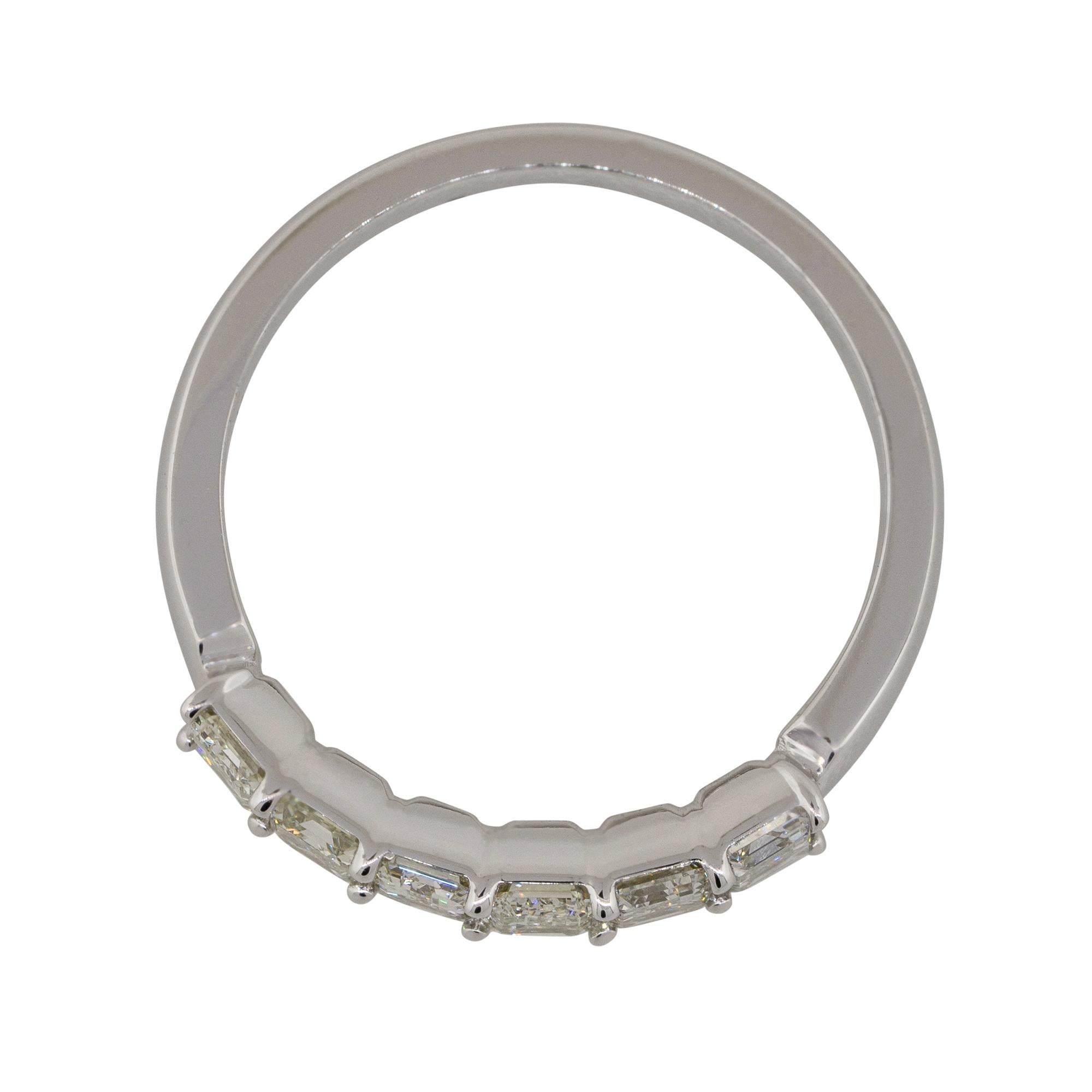 1,40 Karat Smaragdschliff Diamant Sechser-Stein-Ring 18 Karat auf Lager im Zustand „Neu“ im Angebot in Boca Raton, FL