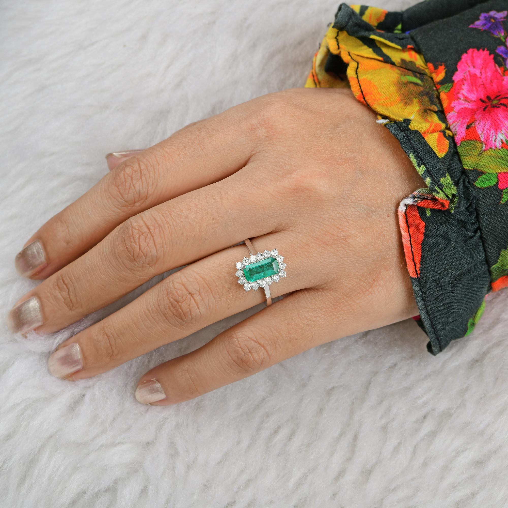 1.40 Carat Emerald Gemstone Ring 0.60 Ct, Diamond 18 Karat White Gold Jewelry In New Condition For Sale In Diera, Dubai
