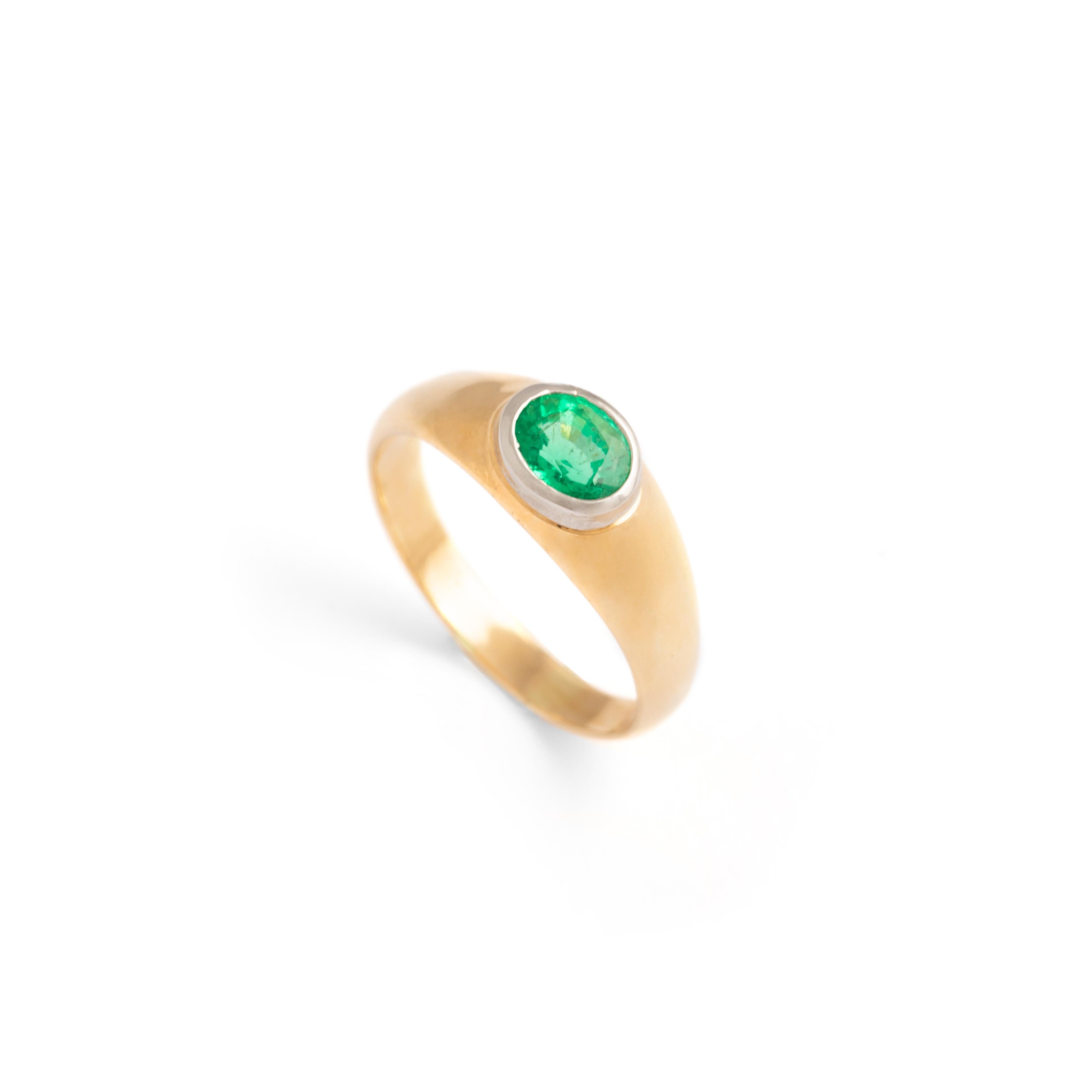 Brillant Emerald 1.40 carat mounted on 6.45 gr. yellow gold ring.
Swiss certificate.

Weight: 6.65 grams.
Size: 68.