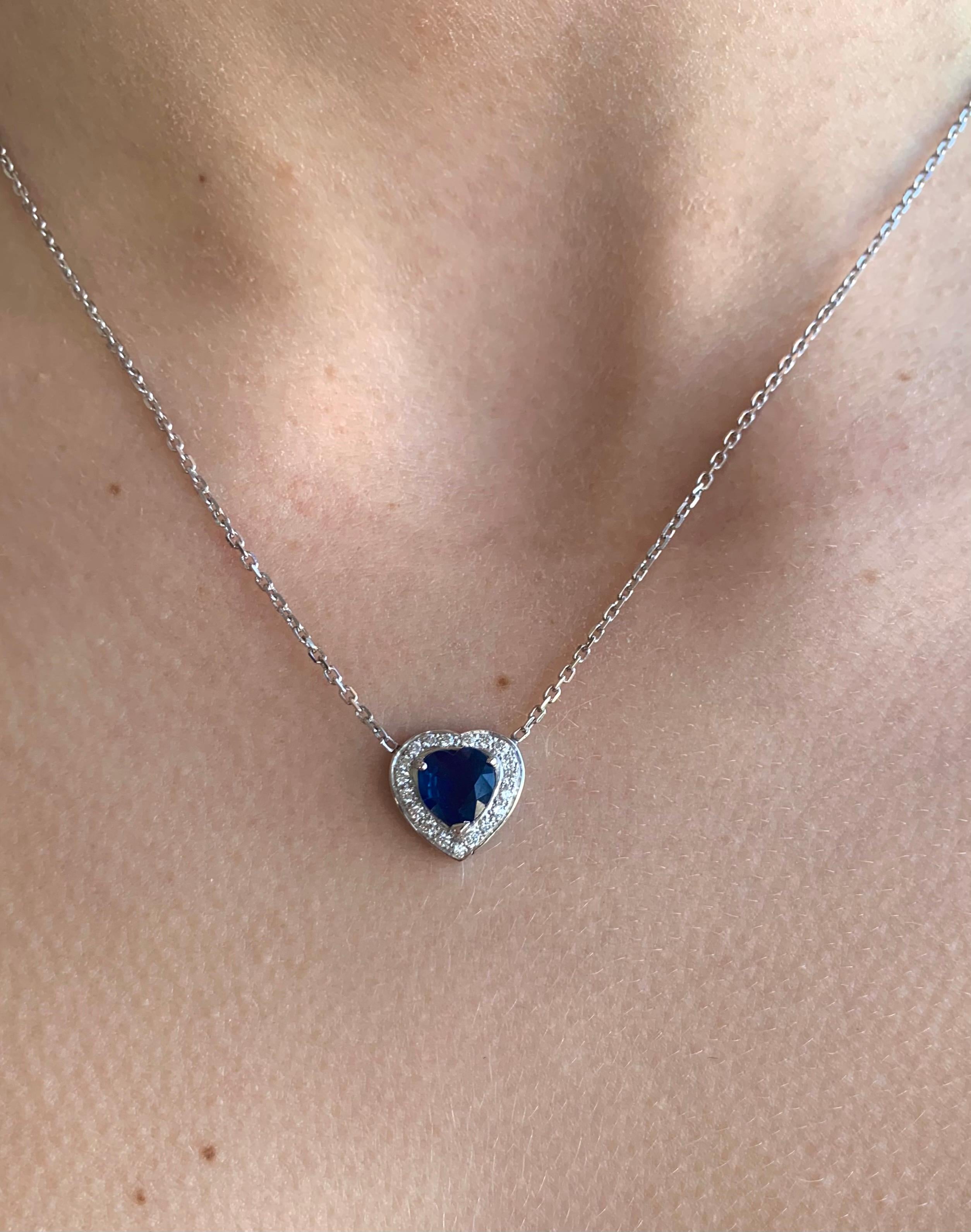 Contemporary 1.40 Carat Heart Sapphire Diamonds 18 Carats White Gold Necklace For Sale