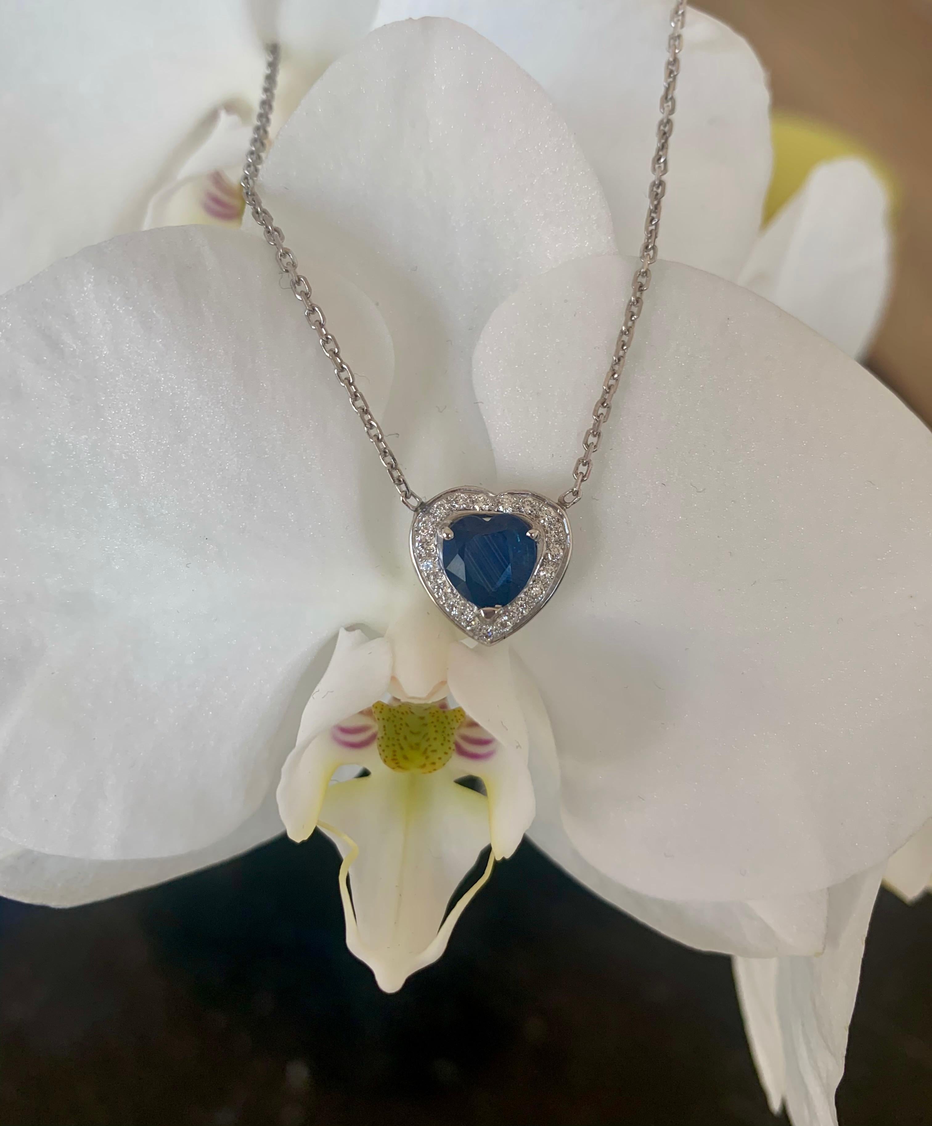 1.40 Carat Heart Sapphire Diamonds 18 Carats White Gold Necklace In Excellent Condition For Sale In Paris, FR