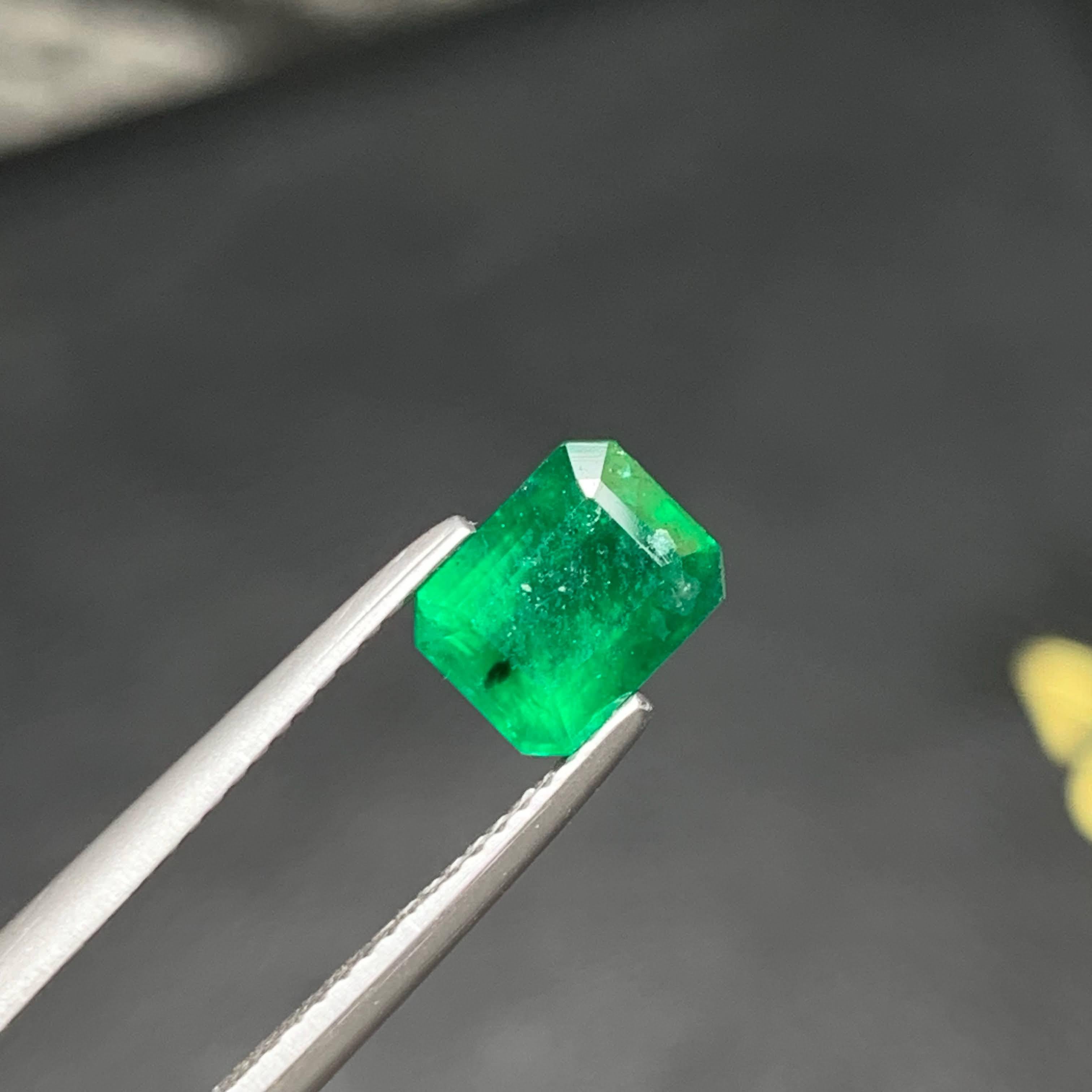 1,40 carati di pietra di smeraldo verde vivido tagliata a smeraldo da Swat Pakistan In condizioni Nuovo in vendita a Bangkok, TH