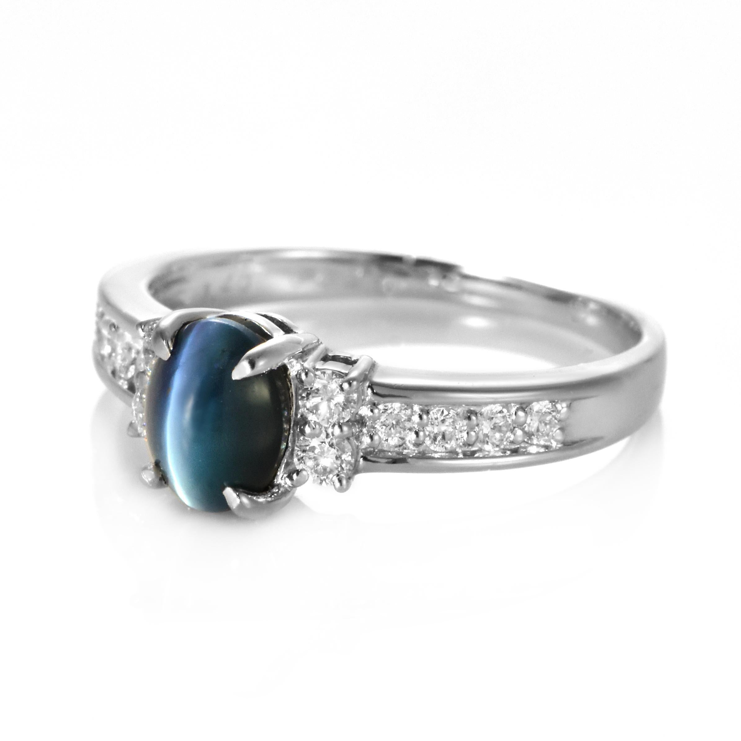 Moderne 1.40 Carat Natural Alexandrite Cat's Eye and Diamond Ring Made in Platinum en vente