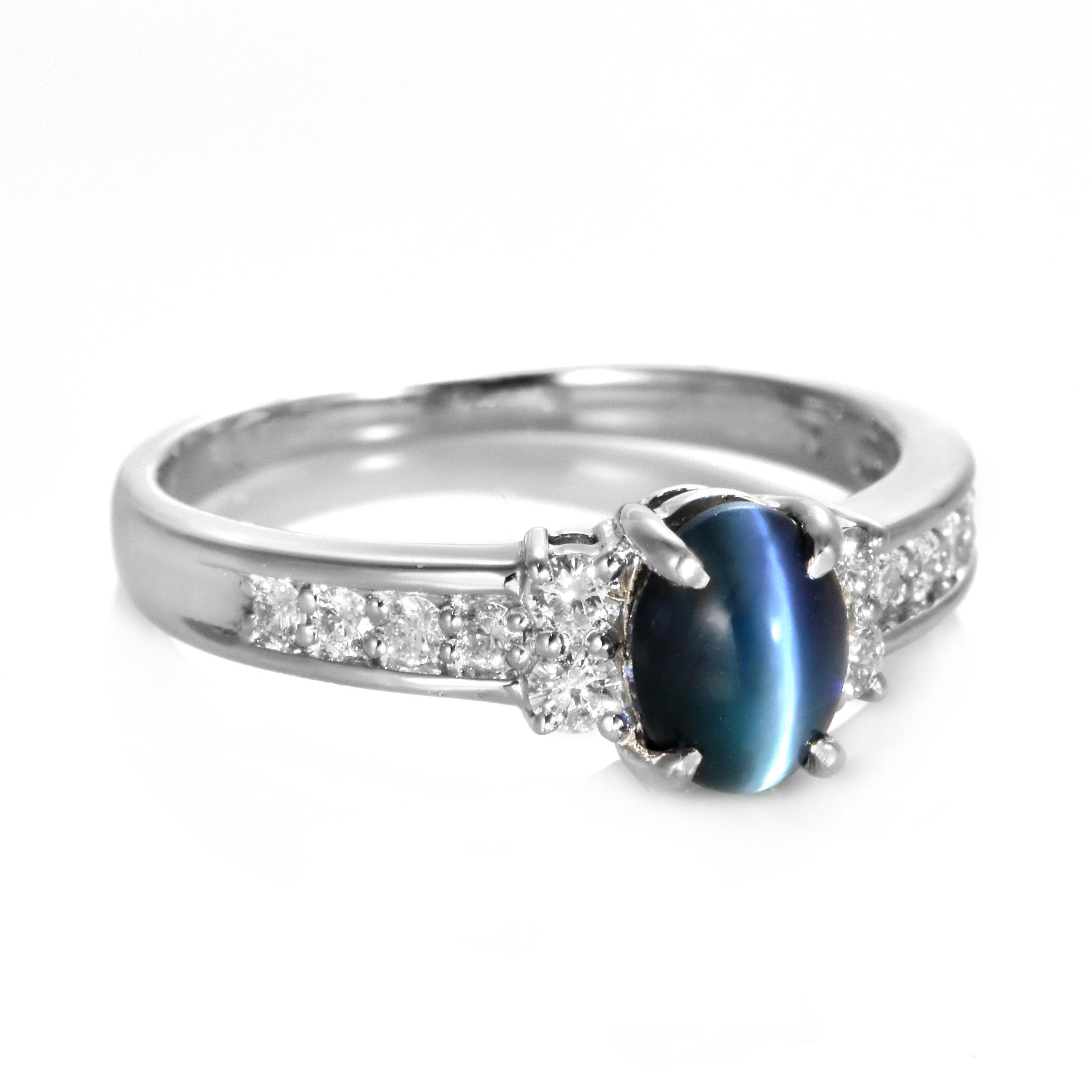 Taille cabochon 1.40 Carat Natural Alexandrite Cat's Eye and Diamond Ring Made in Platinum en vente