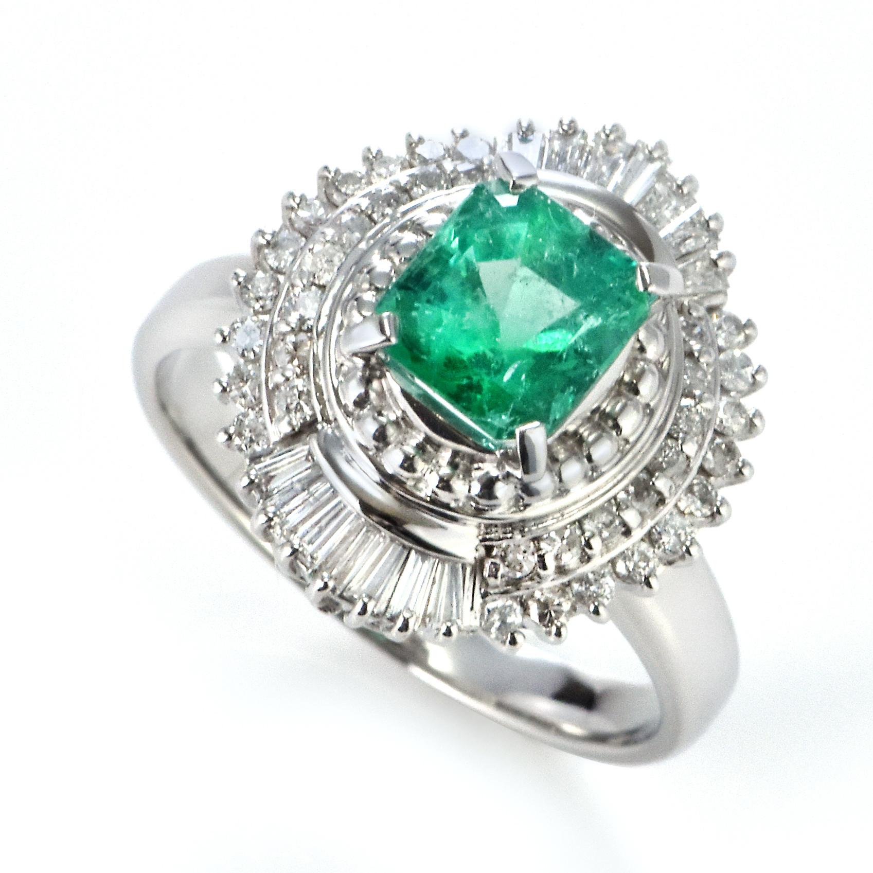 Ein atemberaubender Ring mit einem natürlichen kolumbianischen Smaragd von 1,40 Karat und Diamanten von 0,55 Karat, gefasst in Platin. Seit Tausenden von Jahren bewundern die Menschen das Grün des Smaragds. Smaragde werden seit jeher mit den