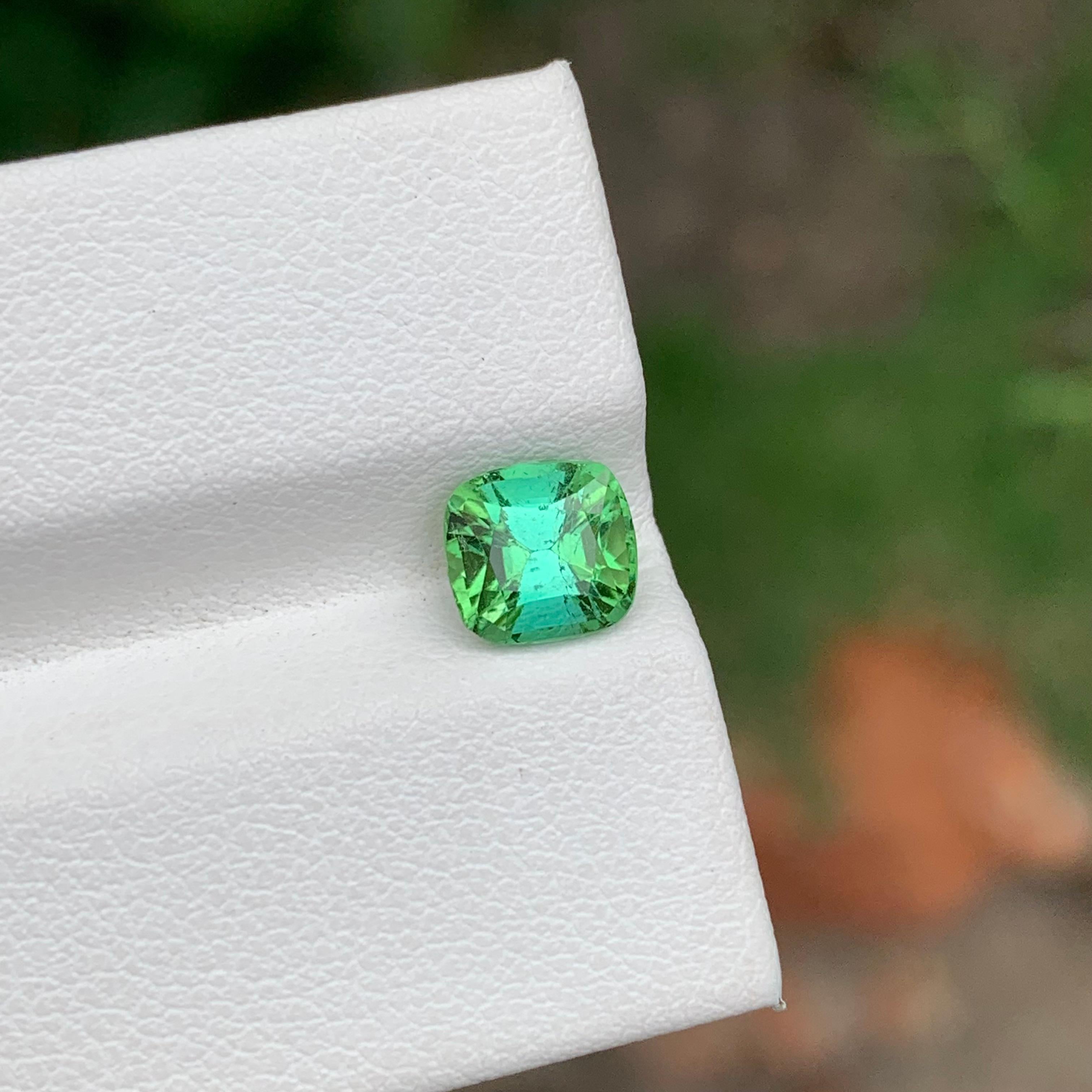 Tourmaline naturelle verte bleutée non sertie de 1,40 carat de forme coussin pour bague Unisexe en vente