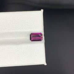 1,40 Carati Nature Spinello birmano viola intenso tagliato a smeraldo