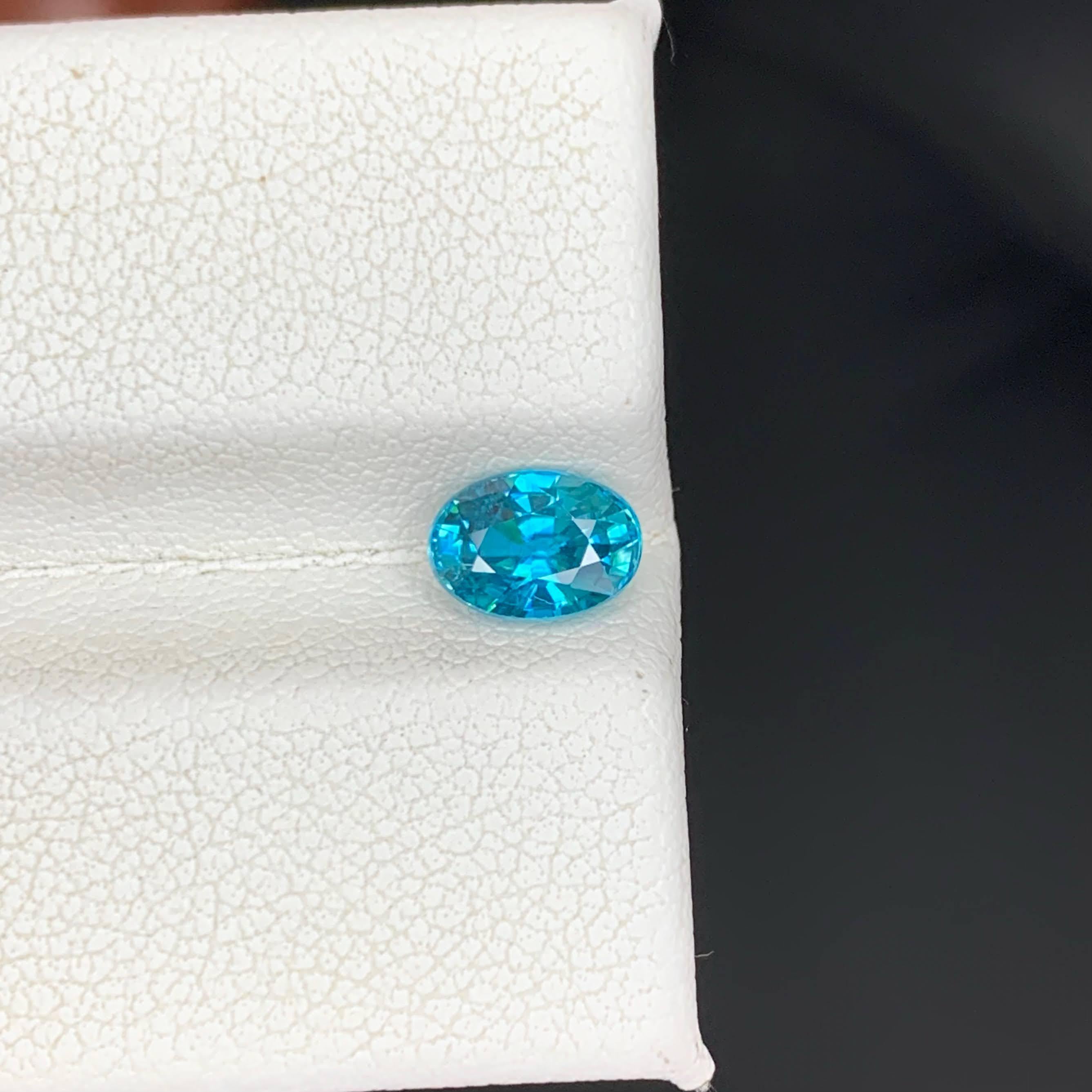 Peso 1,40 quilates 
Dimensiones 5,8x4,8x4,1 mm
Tratamiento Ninguno 
Origen Camboyano
Claridad VVS 
Forma Corte Oval 




Este impresionante circón azul eléctrico de 1,40 quilates, procedente de Camboya, presenta un color azul vibrante de gran