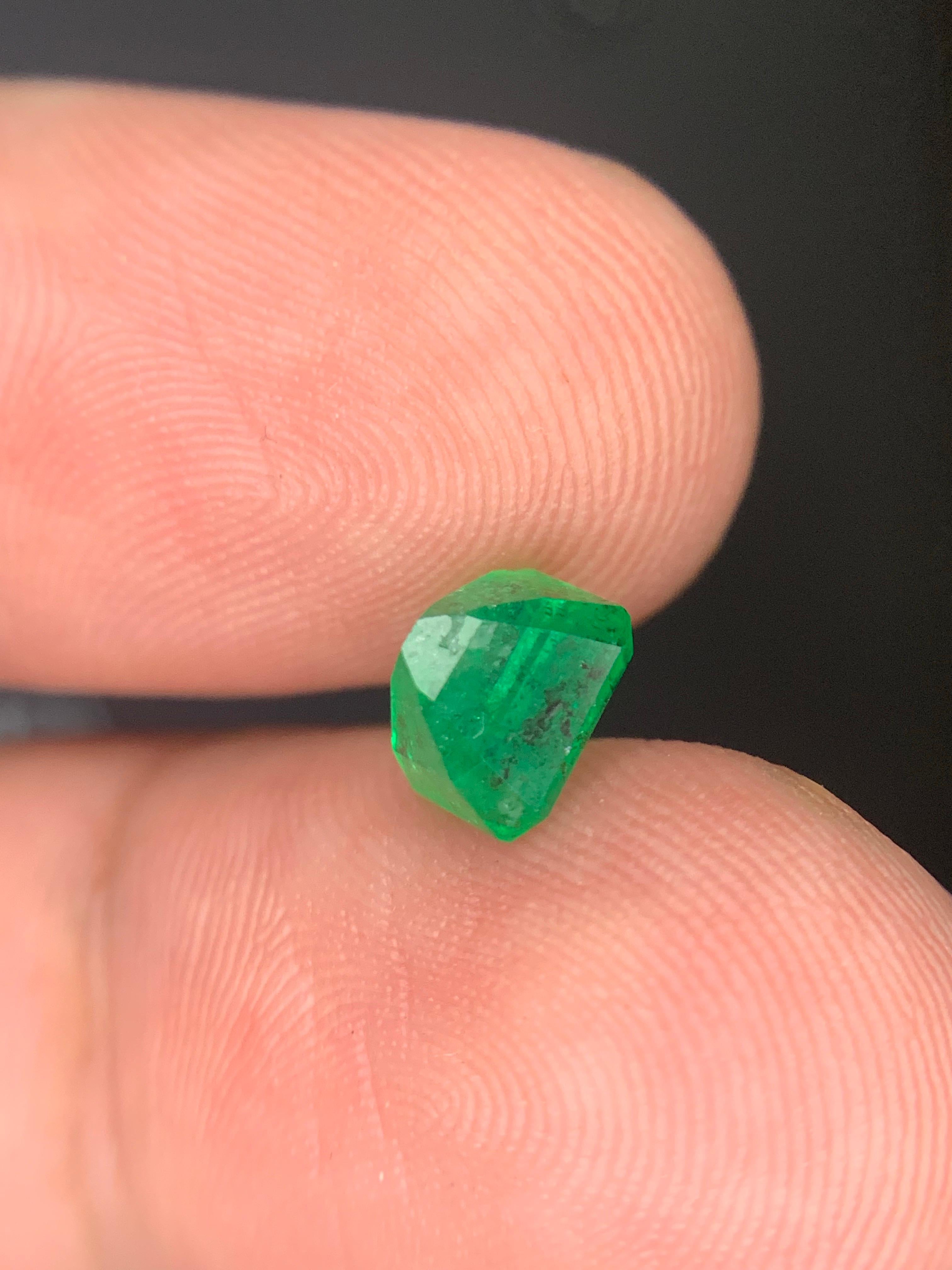 1.40 Carat Natural Loose Emerald Gemstone From Swat, Pakistan For Sale 5
