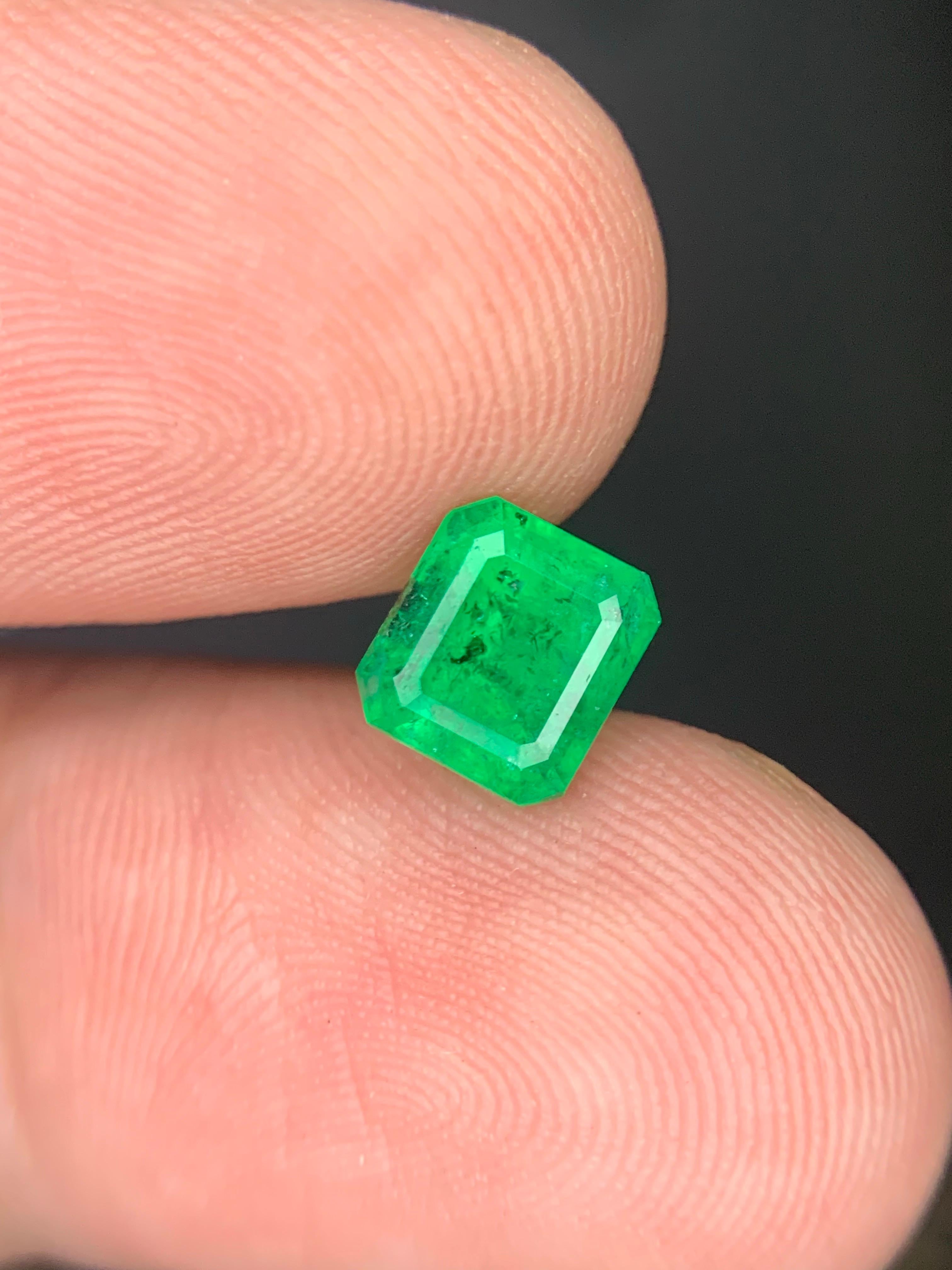 1.40 Carat Natural Loose Emerald Gemstone From Swat, Pakistan For Sale 3