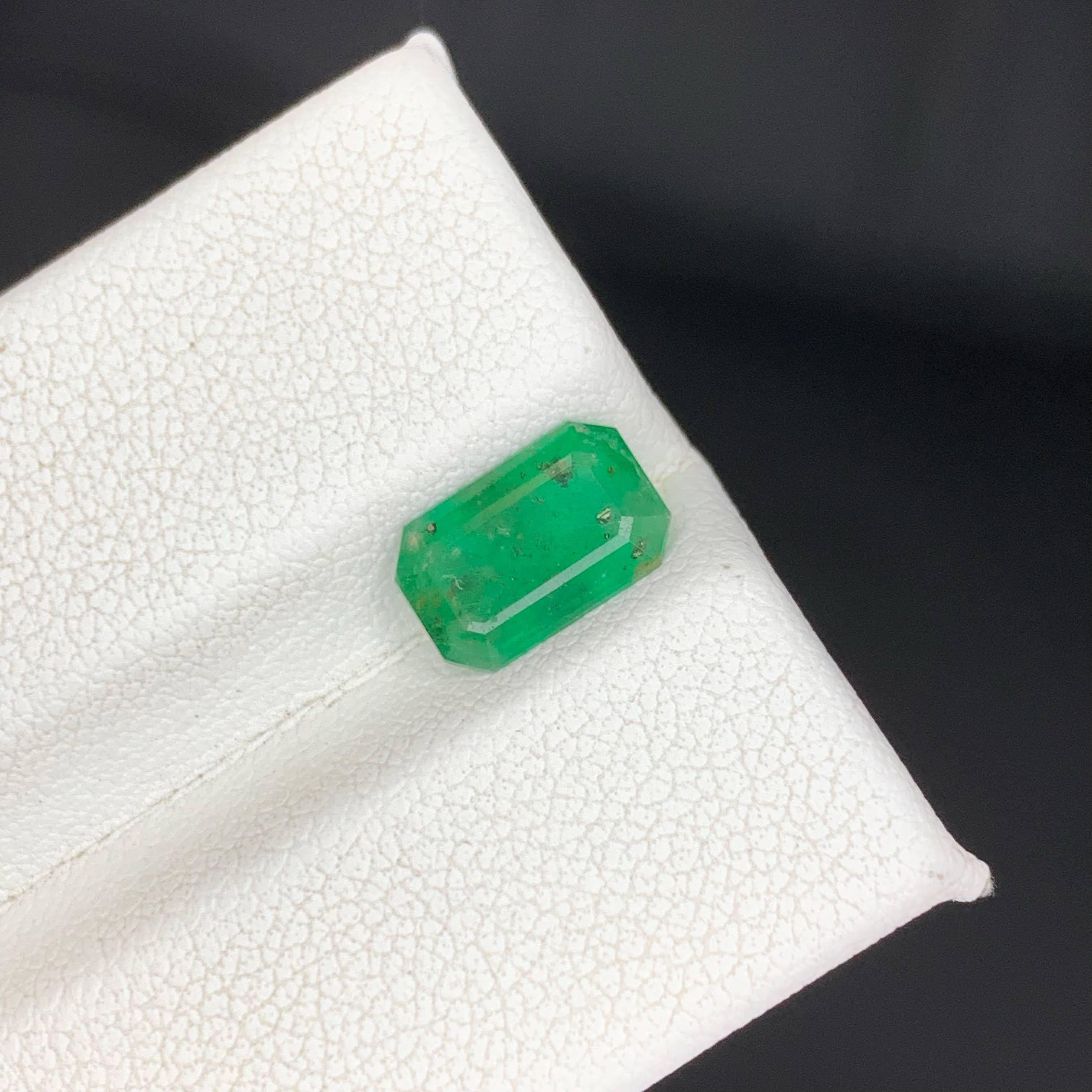 Moderno 1,40 Carati di pietra naturale di smeraldo verde sfusa Taglio smeraldo da Swat Gemstone in vendita