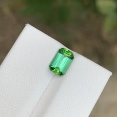 Gema natural suelta de turmalina verde de 1.40 quilates en forma de esmeralda