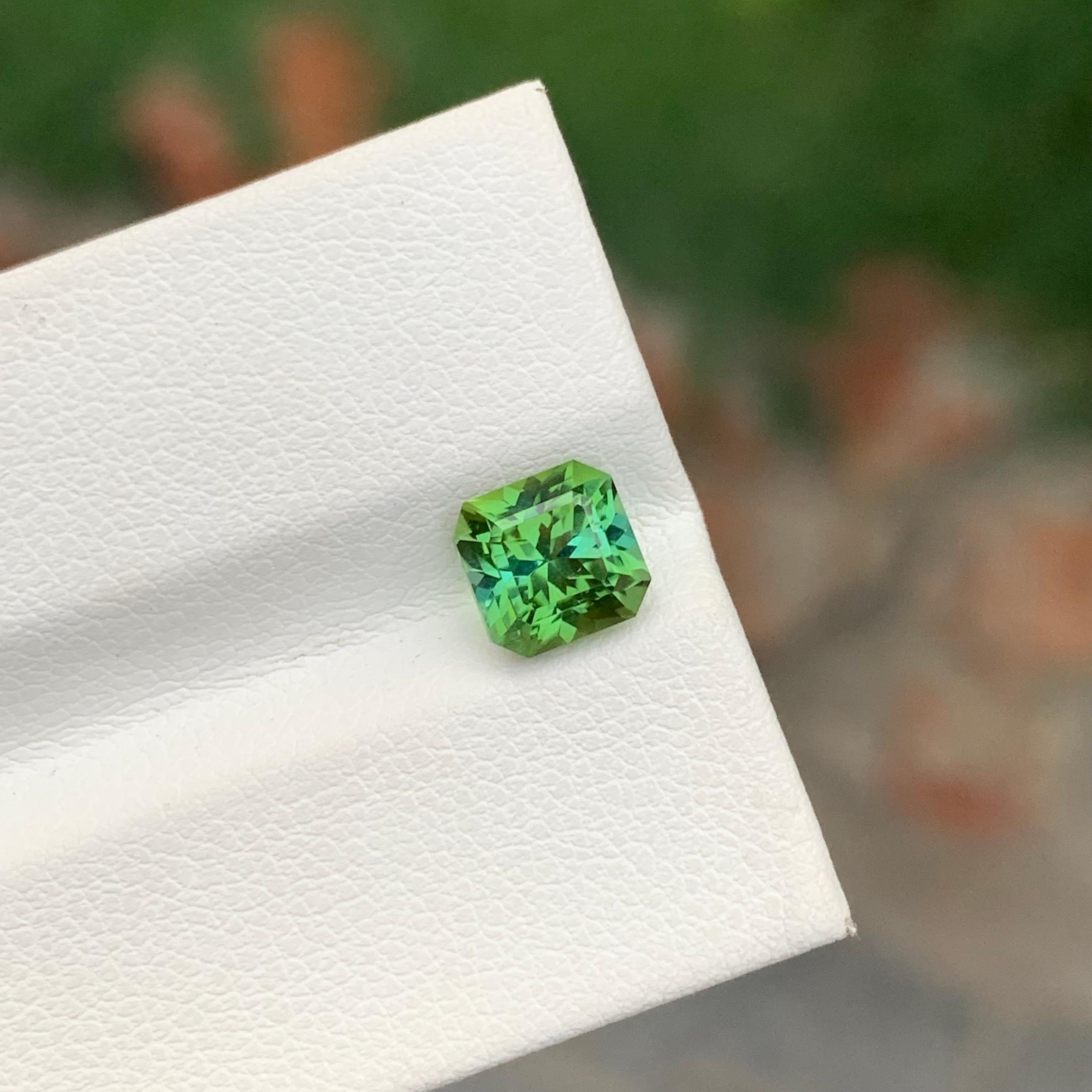 Arts and Crafts 1.40 Carat Natural Loose Green Tourmaline Square Shape Gemstone (Tourmaline verte en vrac de forme carrée) en vente