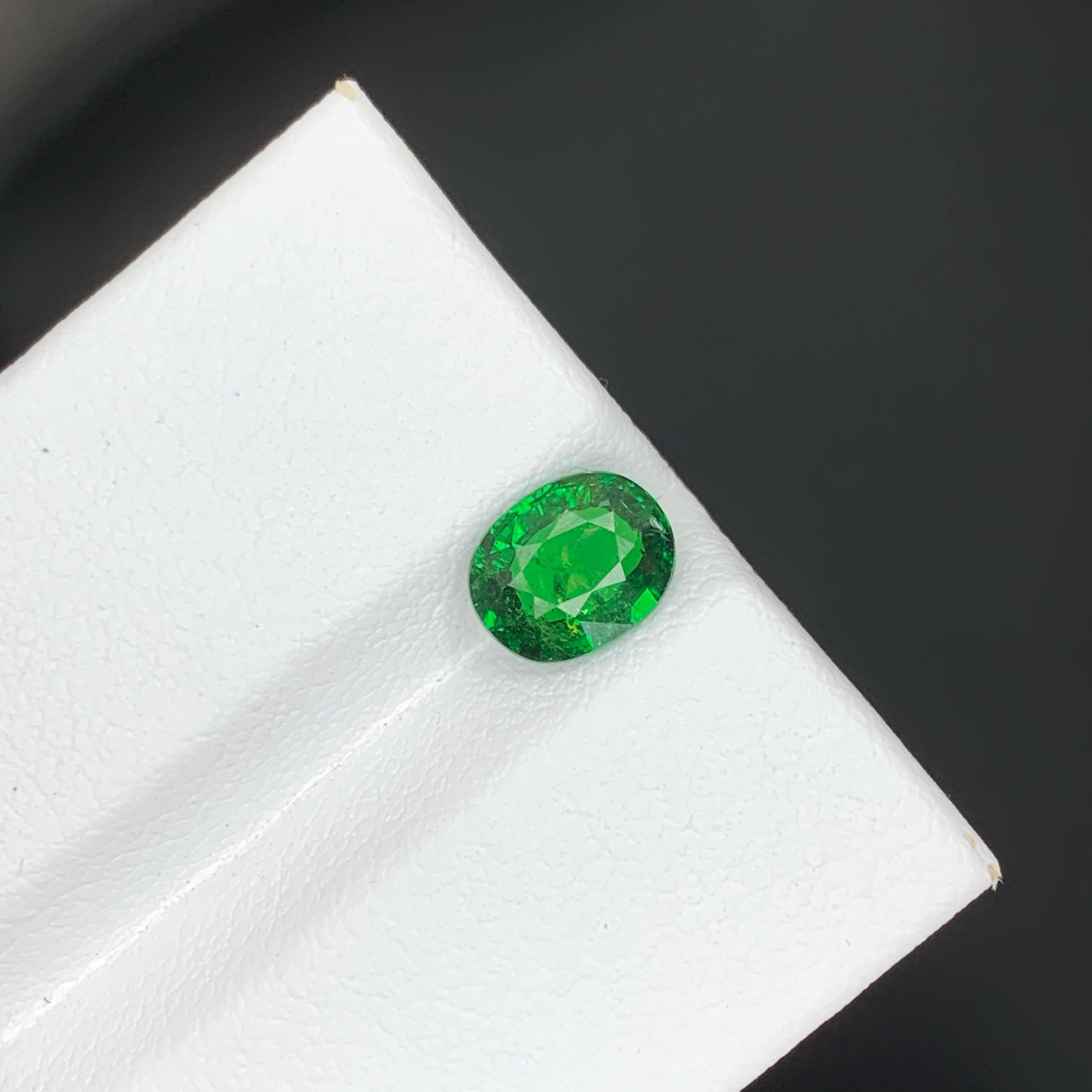 Granate verde tsavorita suelto natural de 1,40 quilates Piedra preciosa tanzana ovalada en venta 4