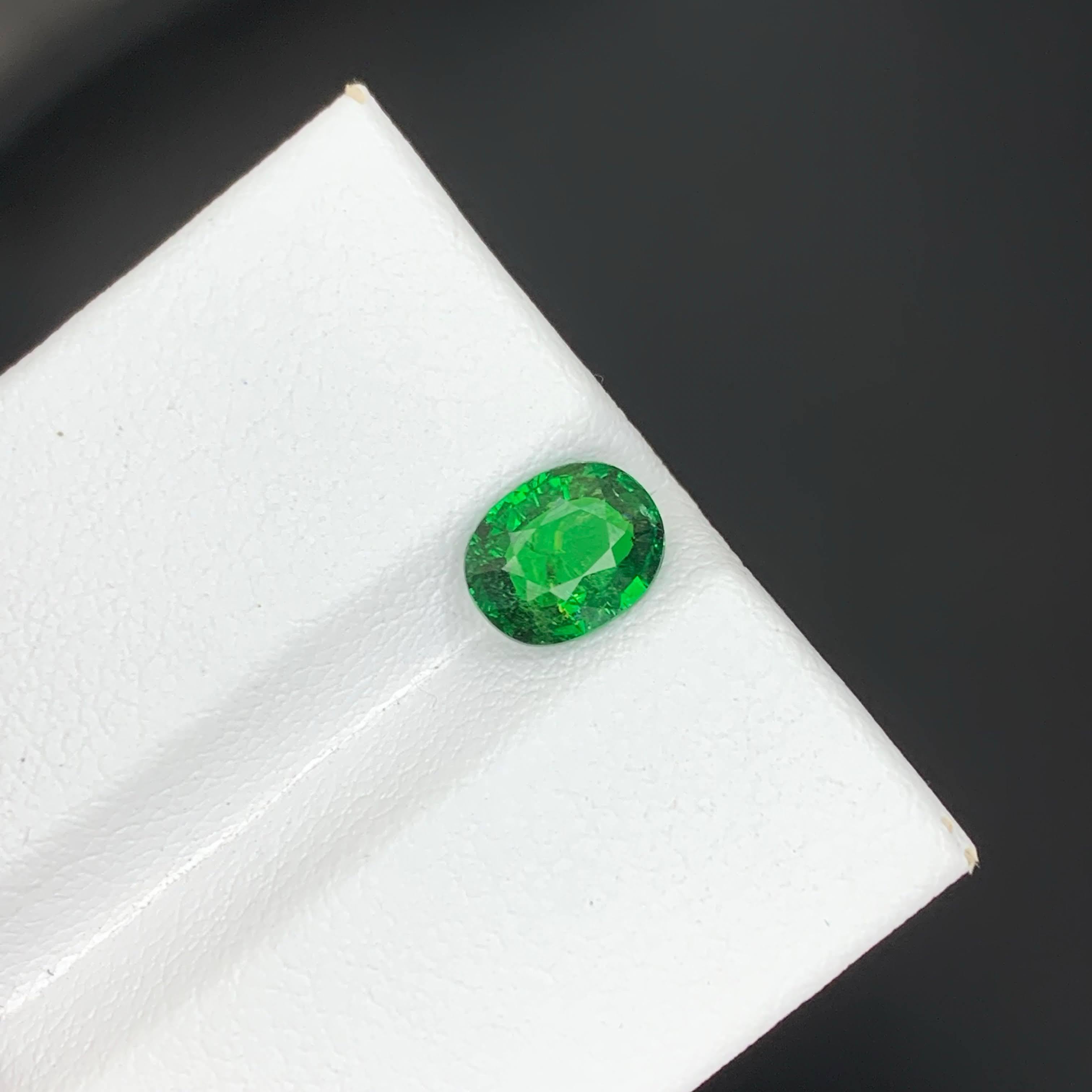 Granate verde tsavorita suelto natural de 1,40 quilates Piedra preciosa tanzana ovalada en venta 5