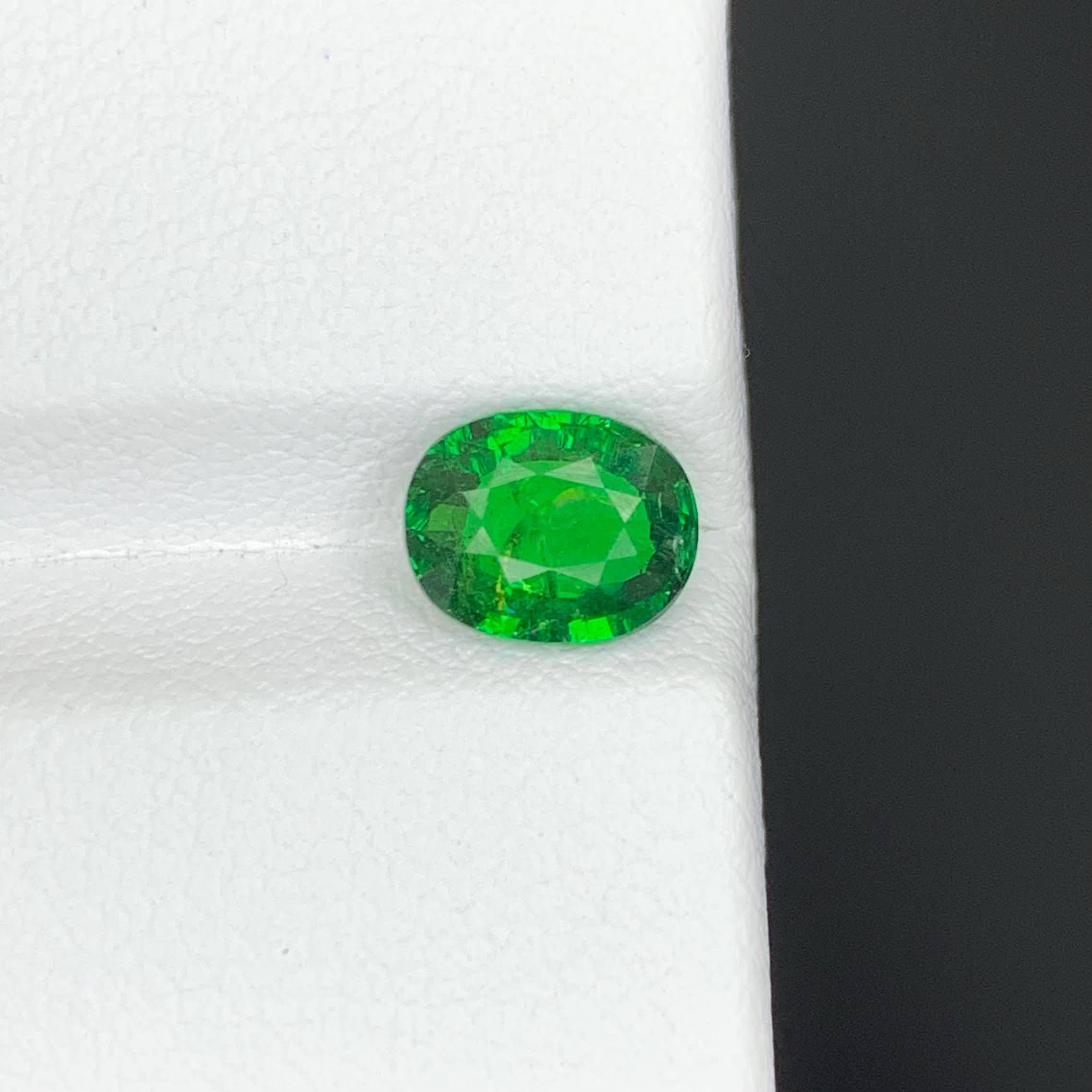 Peso 1,40 quilates 
Dimensiones 7,6x6,0x3,5 mm
Tratamiento Ninguno 
Origen Tanzania
Claridad SI
Forma Corte Oval 





Este impresionante Granate Tsavorita de 1,40 quilates muestra un color verde vibrante y saturado que resulta vivo y refrescante.