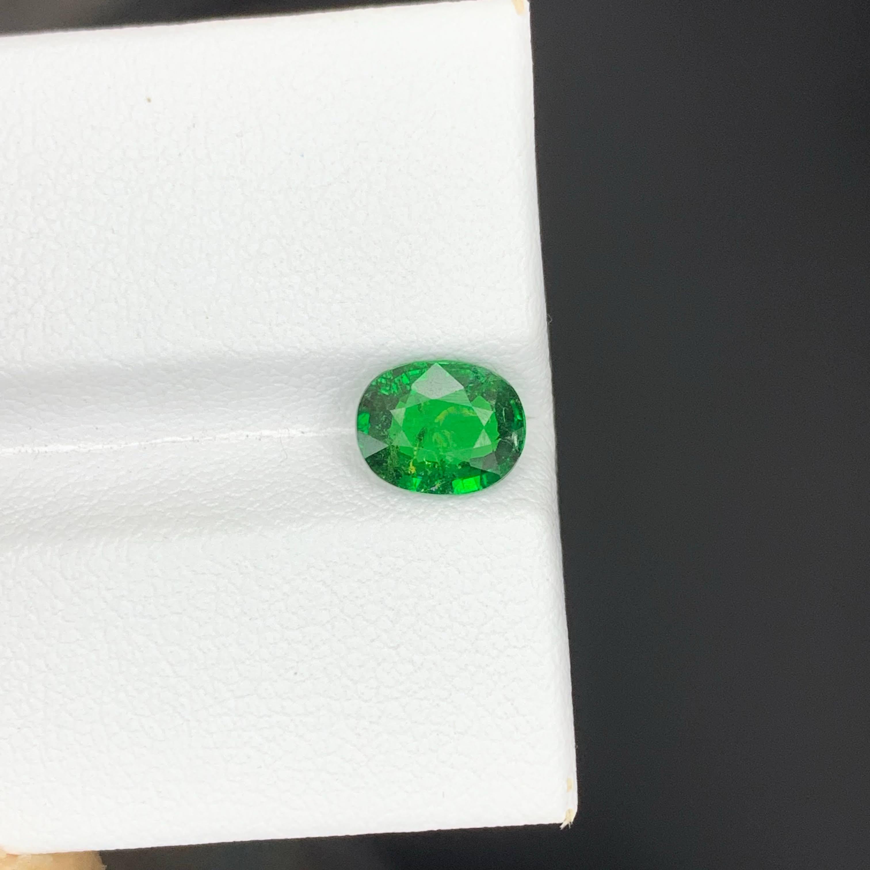 Granate verde tsavorita suelto natural de 1,40 quilates Piedra preciosa tanzana ovalada Moderno en venta