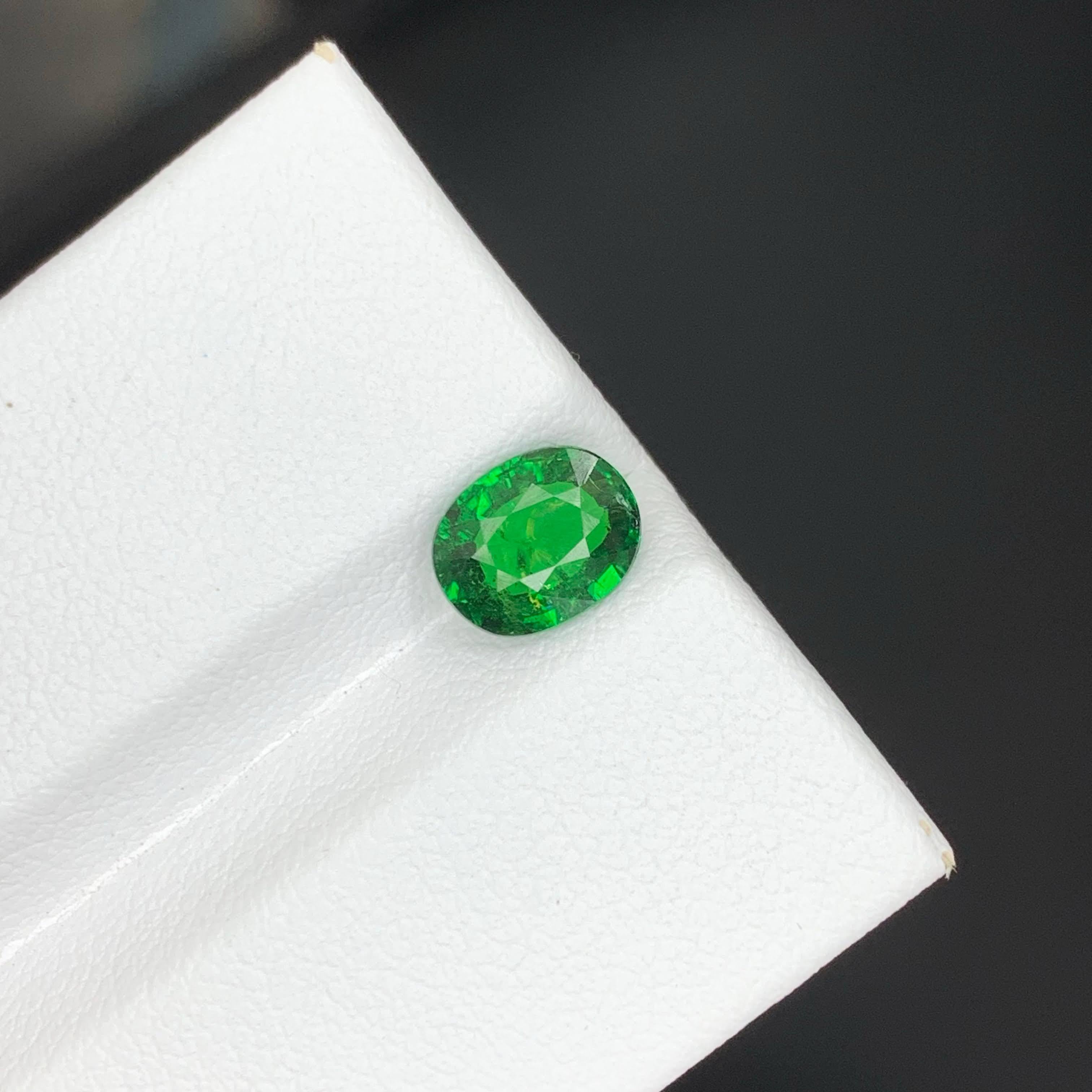 Granate verde tsavorita suelto natural de 1,40 quilates Piedra preciosa tanzana ovalada en Nuevo estado para la venta en Bangkok, TH