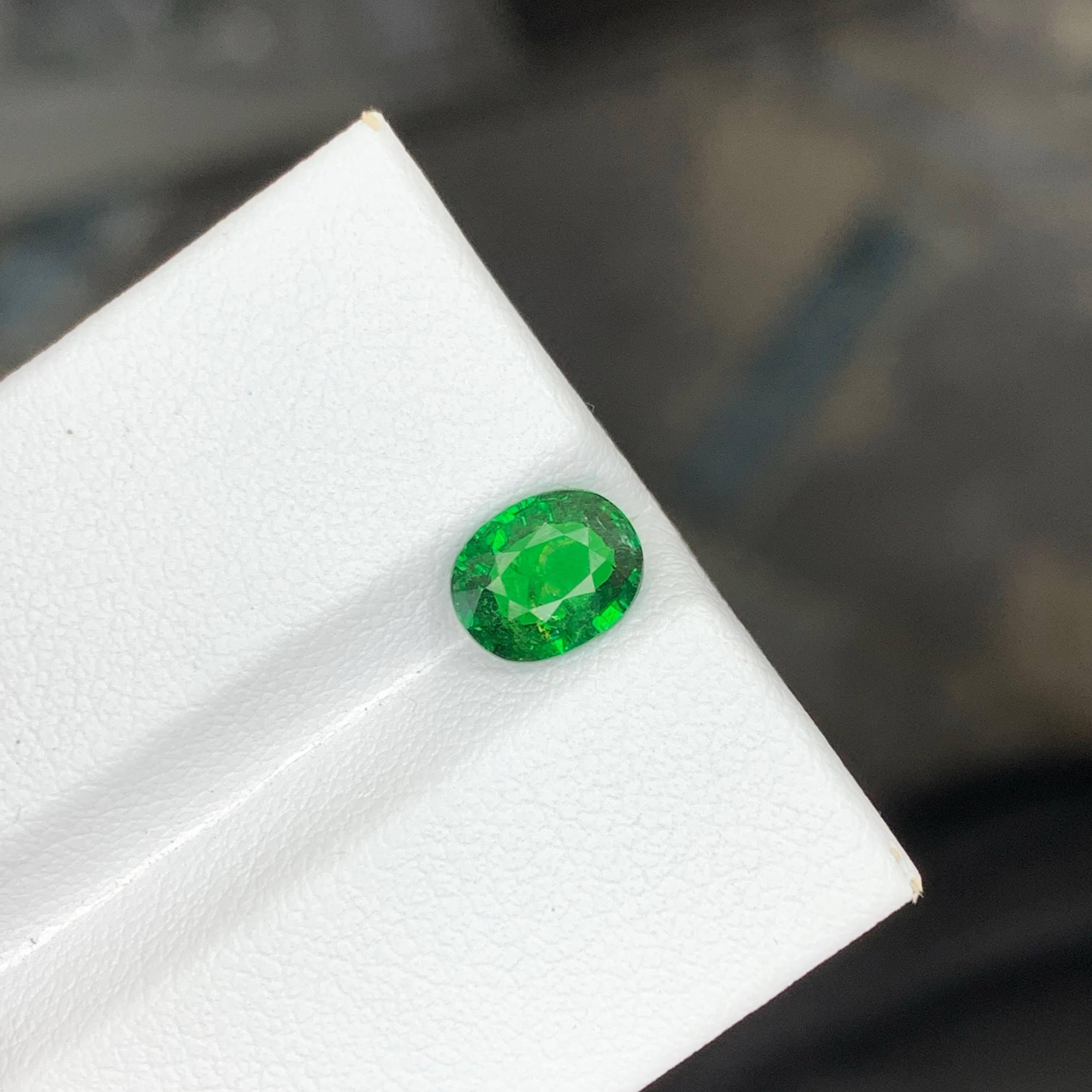 Femenino o masculino Granate verde tsavorita suelto natural de 1,40 quilates Piedra preciosa tanzana ovalada en venta