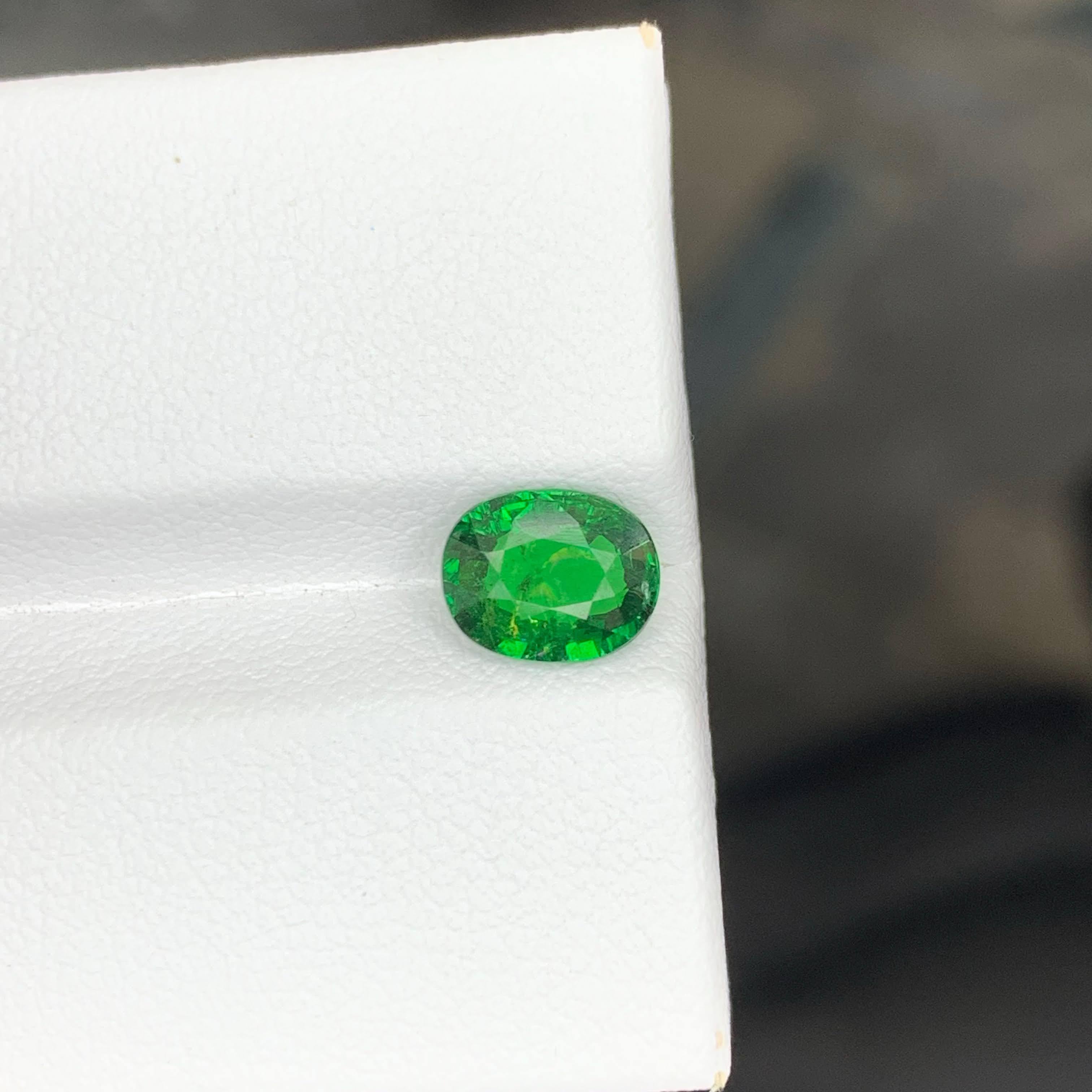 Granate verde tsavorita suelto natural de 1,40 quilates Piedra preciosa tanzana ovalada en venta 1