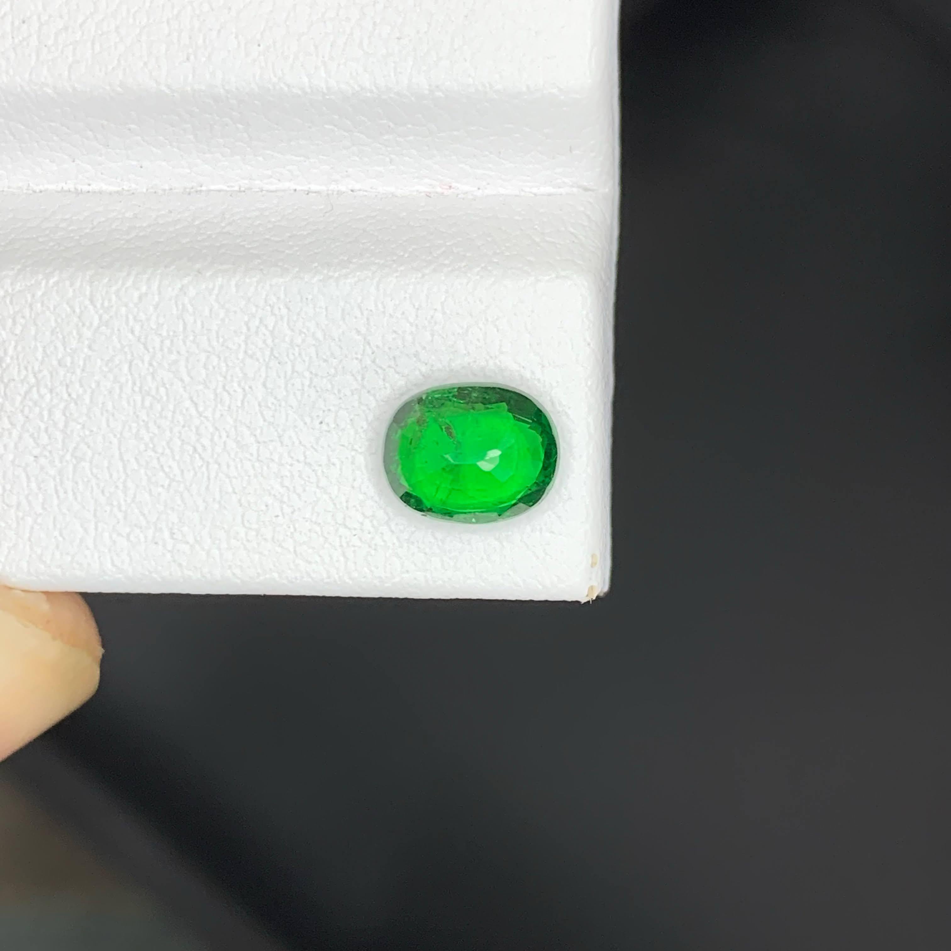 Granate verde tsavorita suelto natural de 1,40 quilates Piedra preciosa tanzana ovalada en venta 2