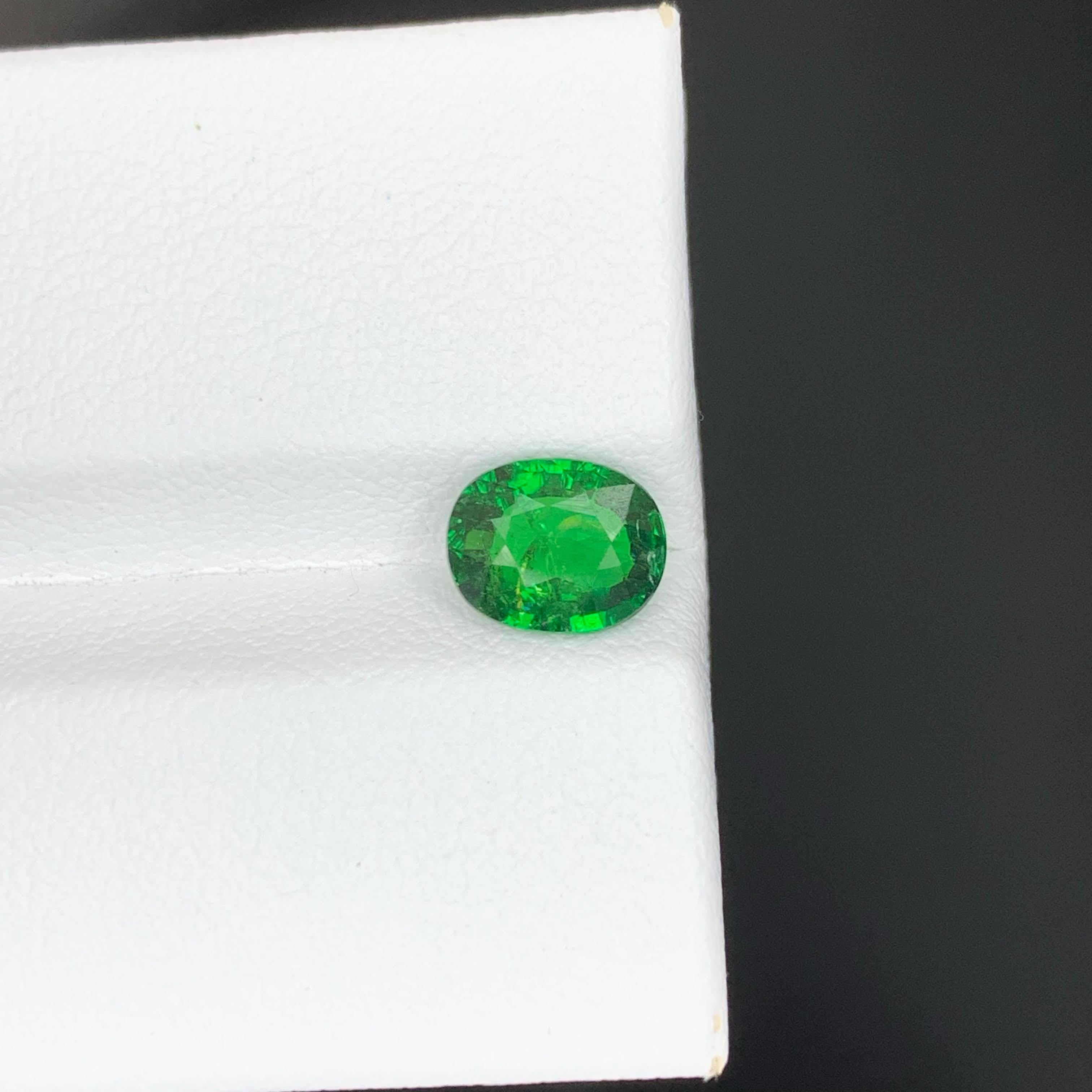 Granate verde tsavorita suelto natural de 1,40 quilates Piedra preciosa tanzana ovalada en venta 3